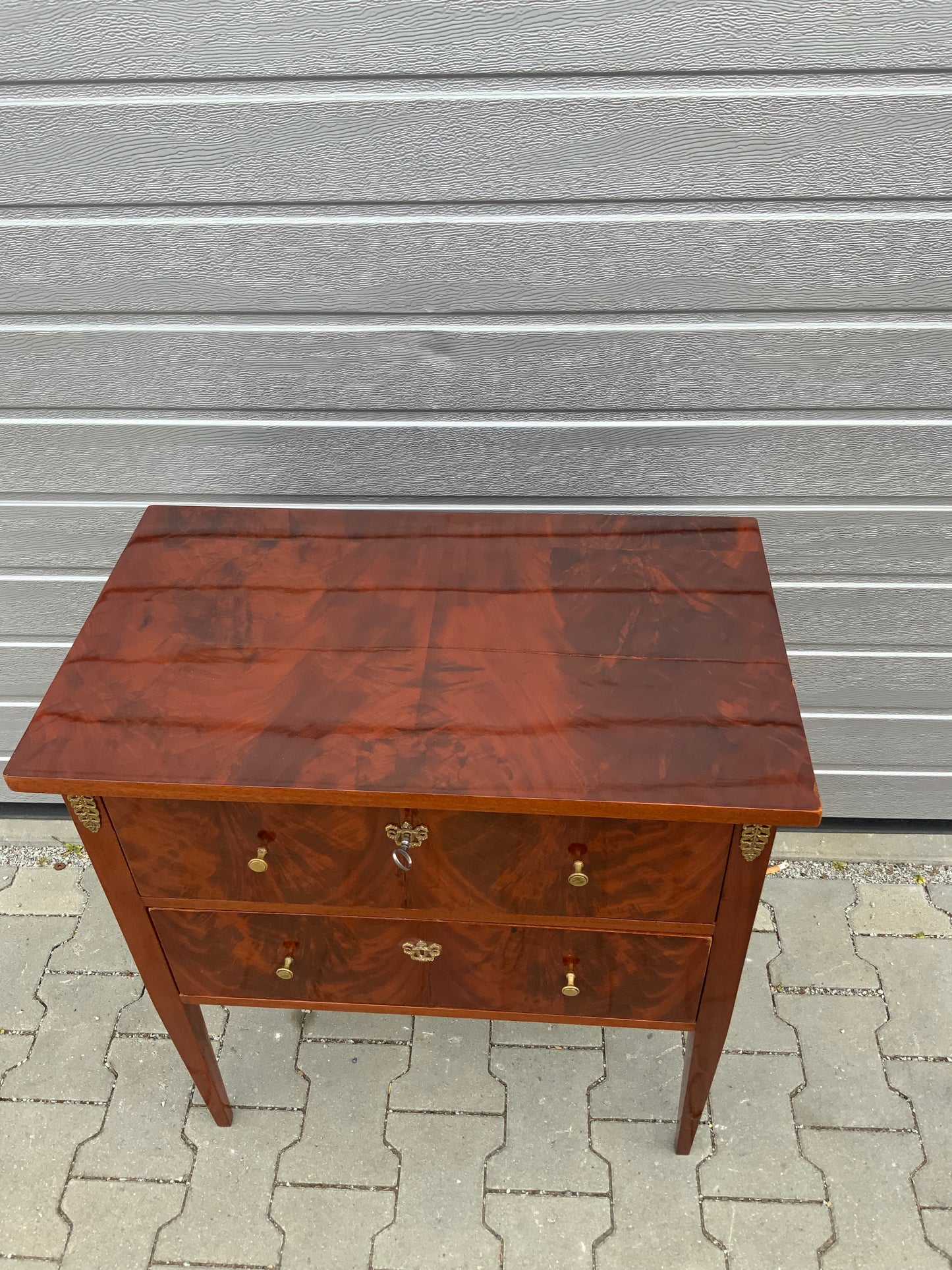 Elegante Kommode im Empirestil in Mahagoni um 1850