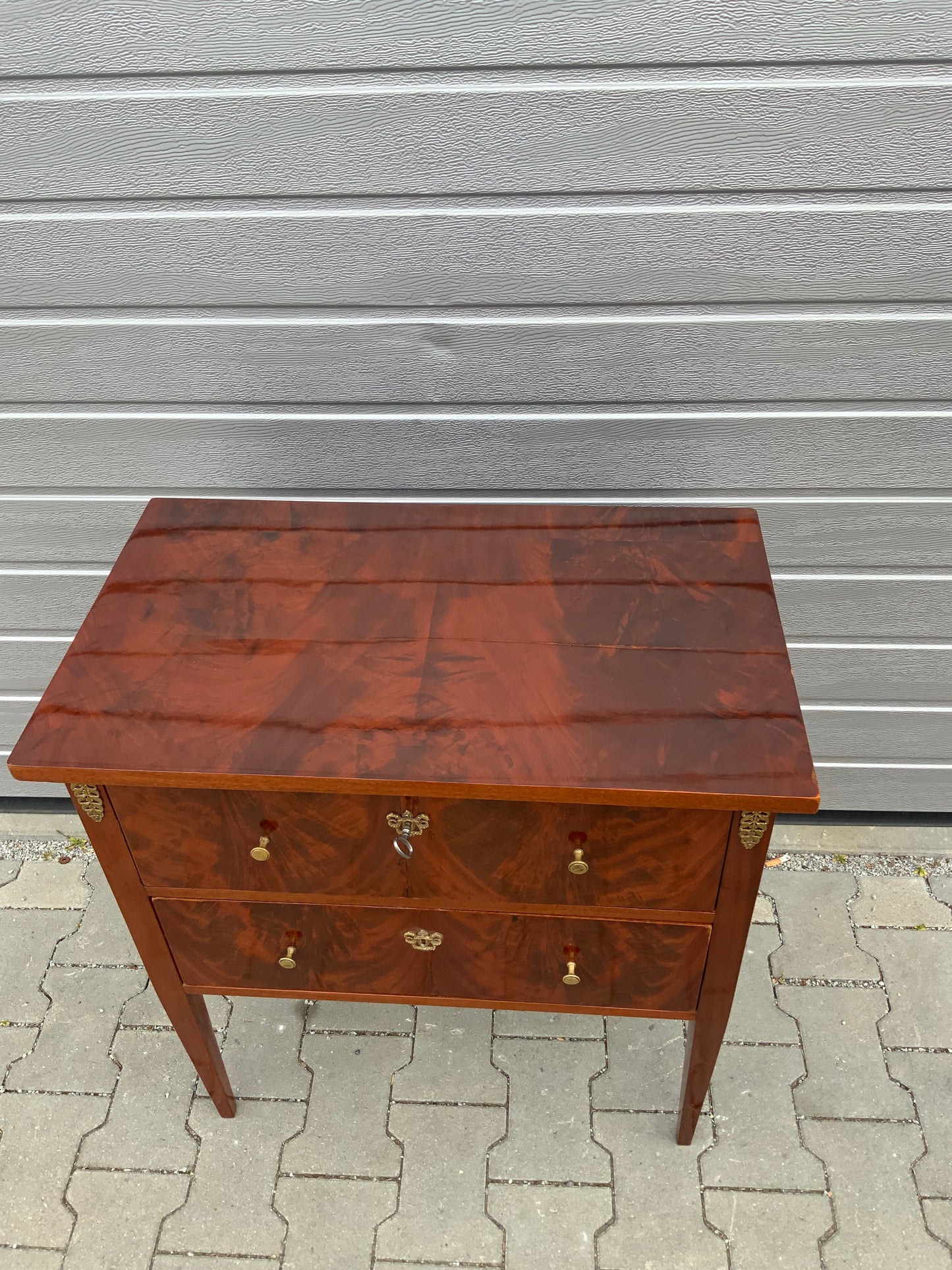 Elegante Kommode im Empirestil in Mahagoni um 1850