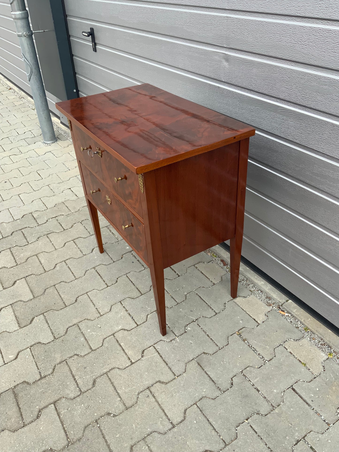 Elegante Kommode im Empirestil in Mahagoni um 1850