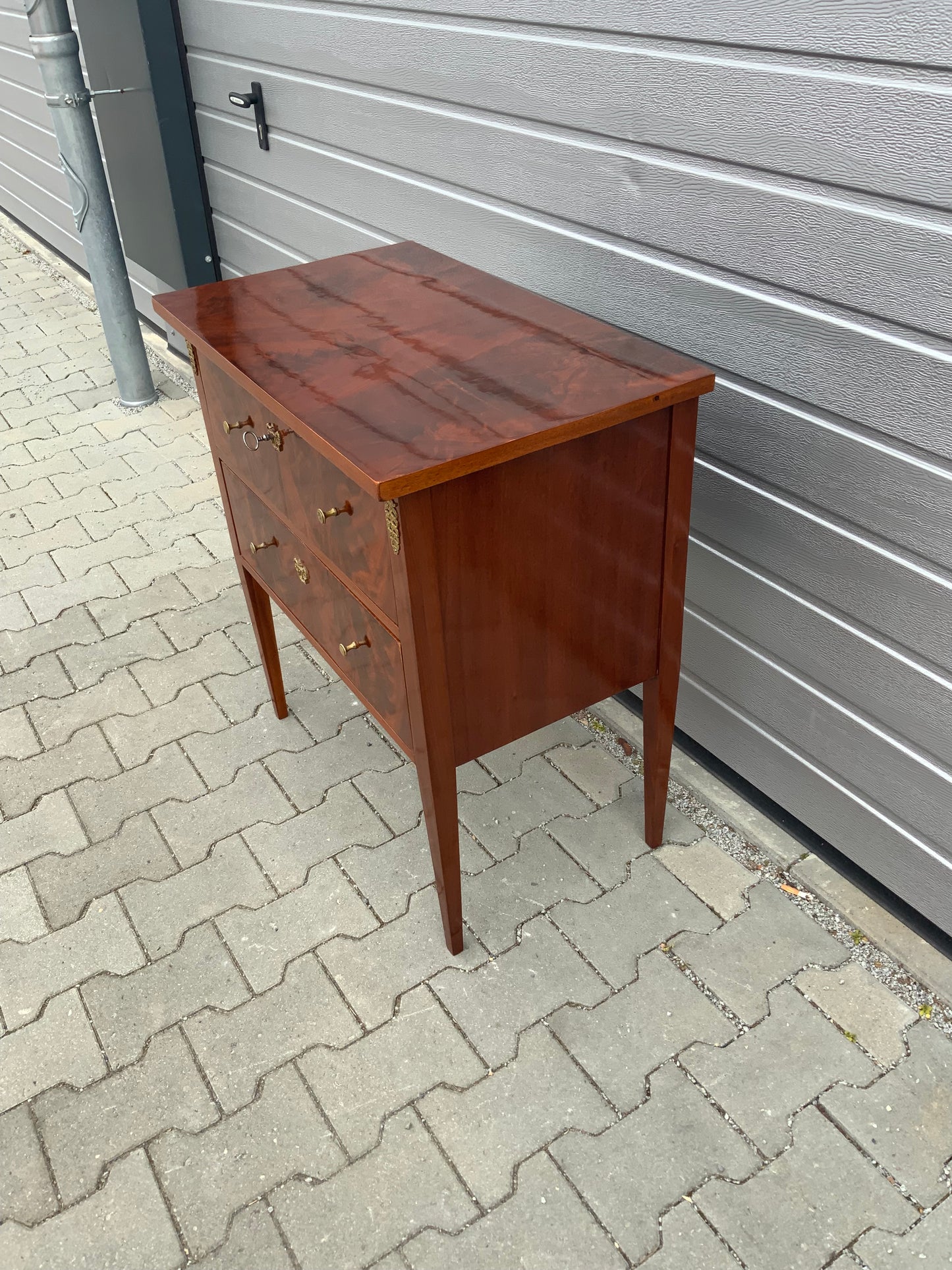 Elegante Kommode im Empirestil in Mahagoni um 1850