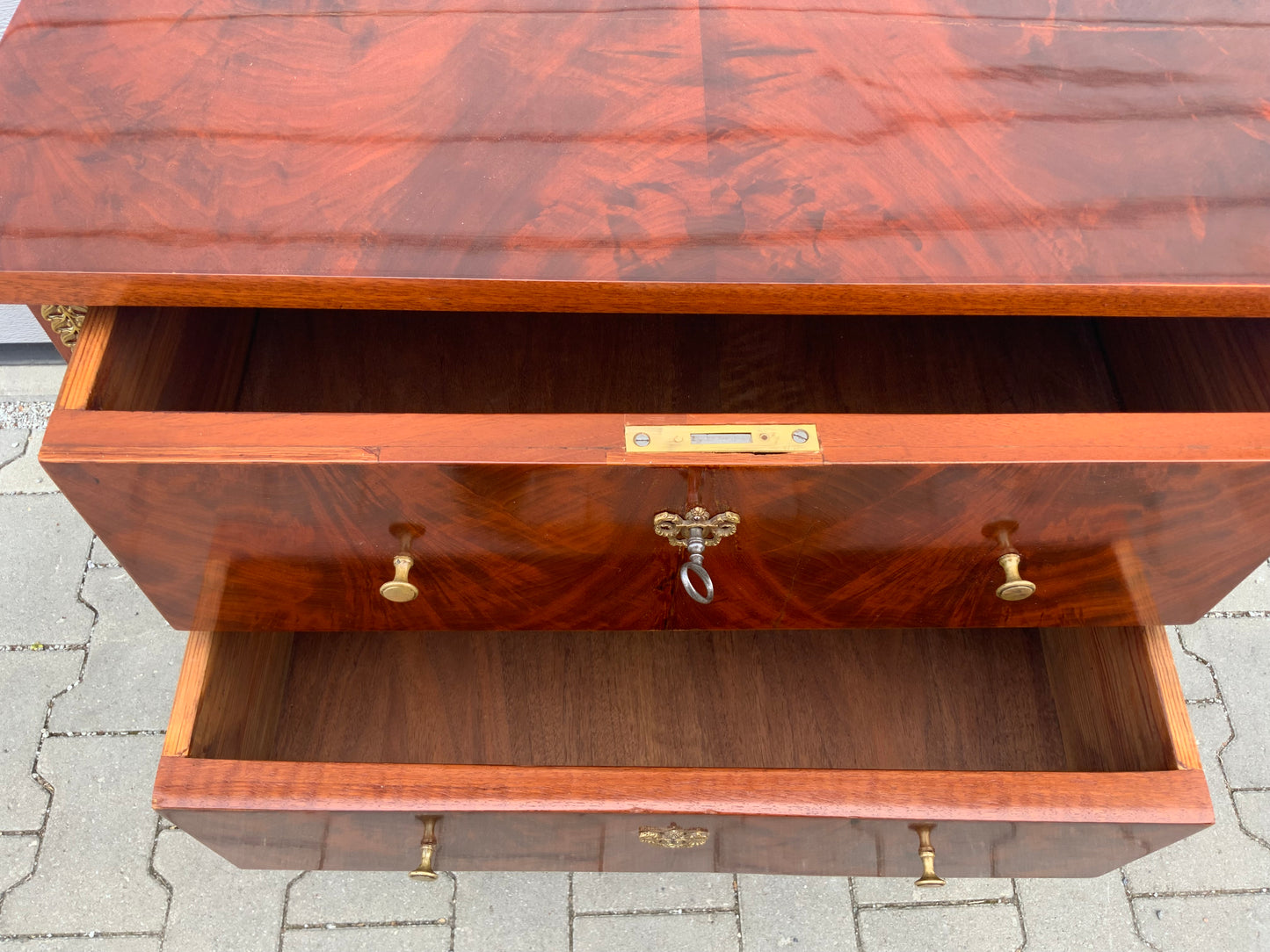 Elegante Kommode im Empirestil in Mahagoni um 1850