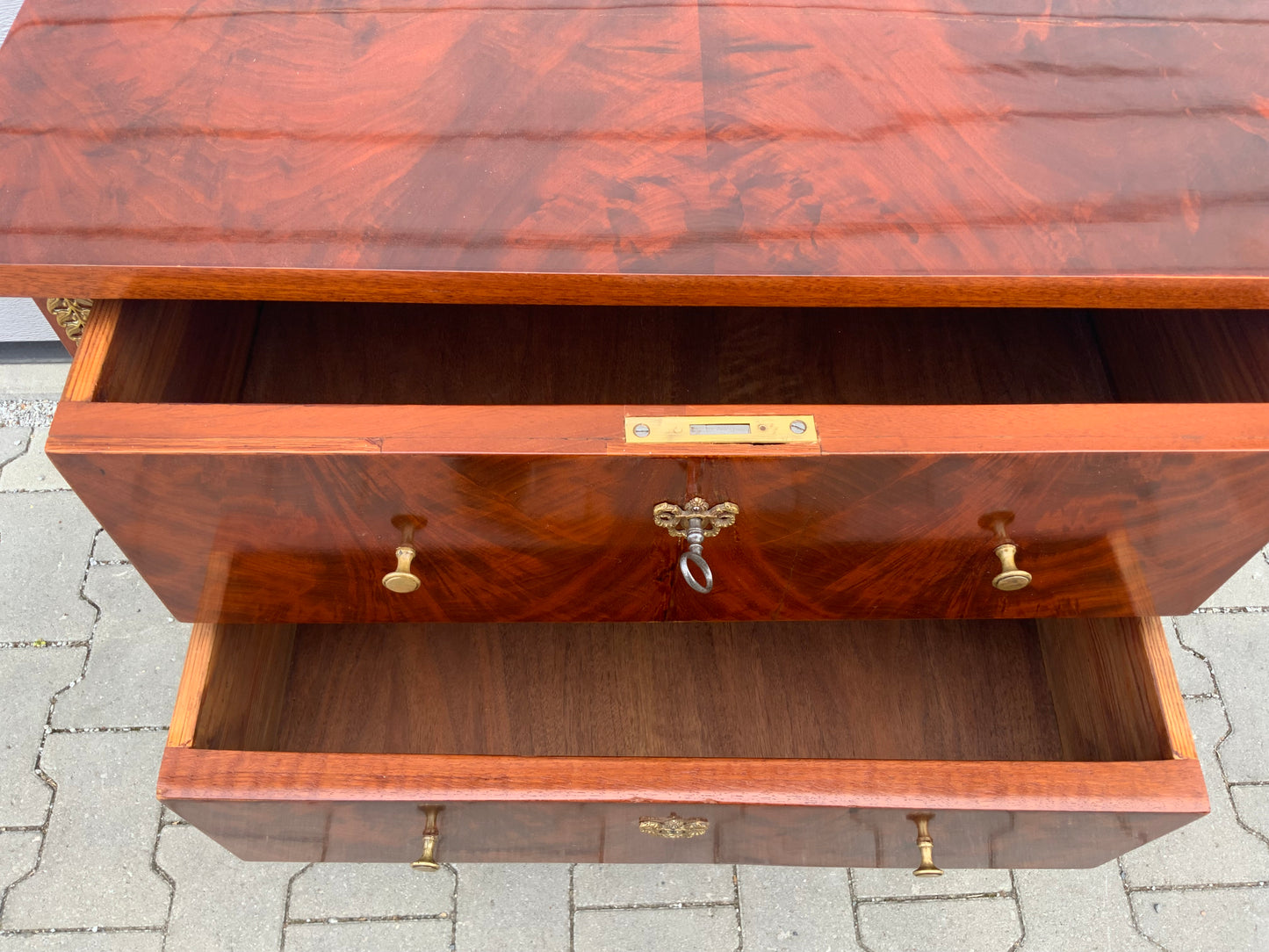 Elegante Kommode im Empirestil in Mahagoni um 1850