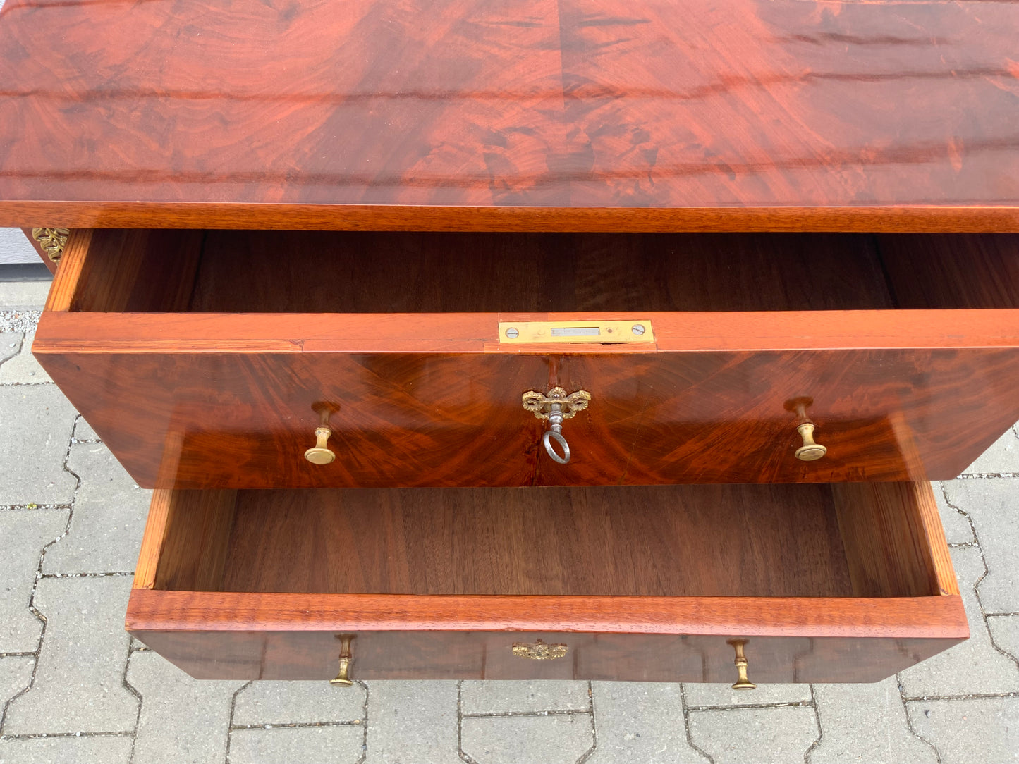 Elegante Kommode im Empirestil in Mahagoni um 1850