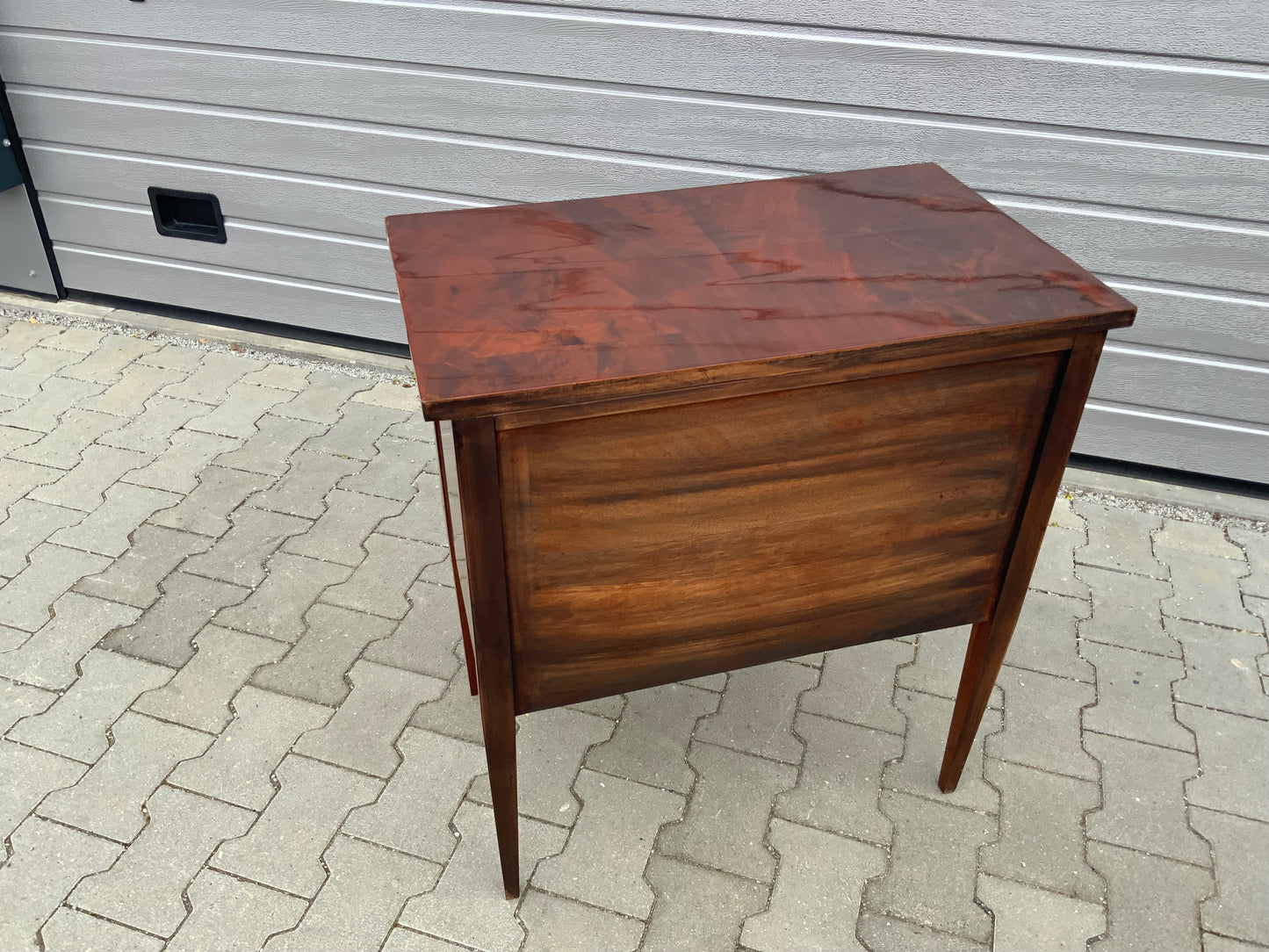 Elegante Kommode im Empirestil in Mahagoni um 1850