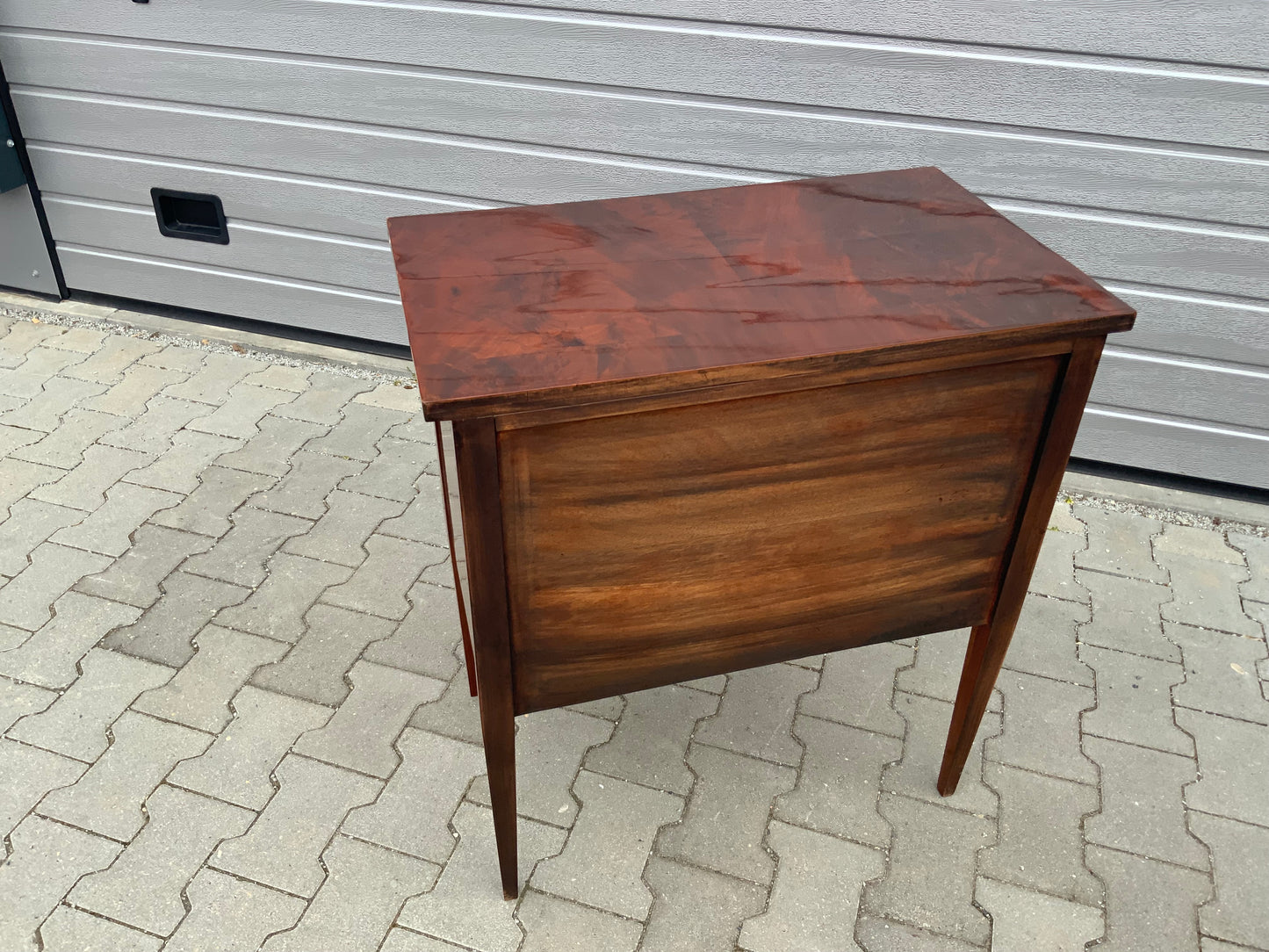Elegante Kommode im Empirestil in Mahagoni um 1850