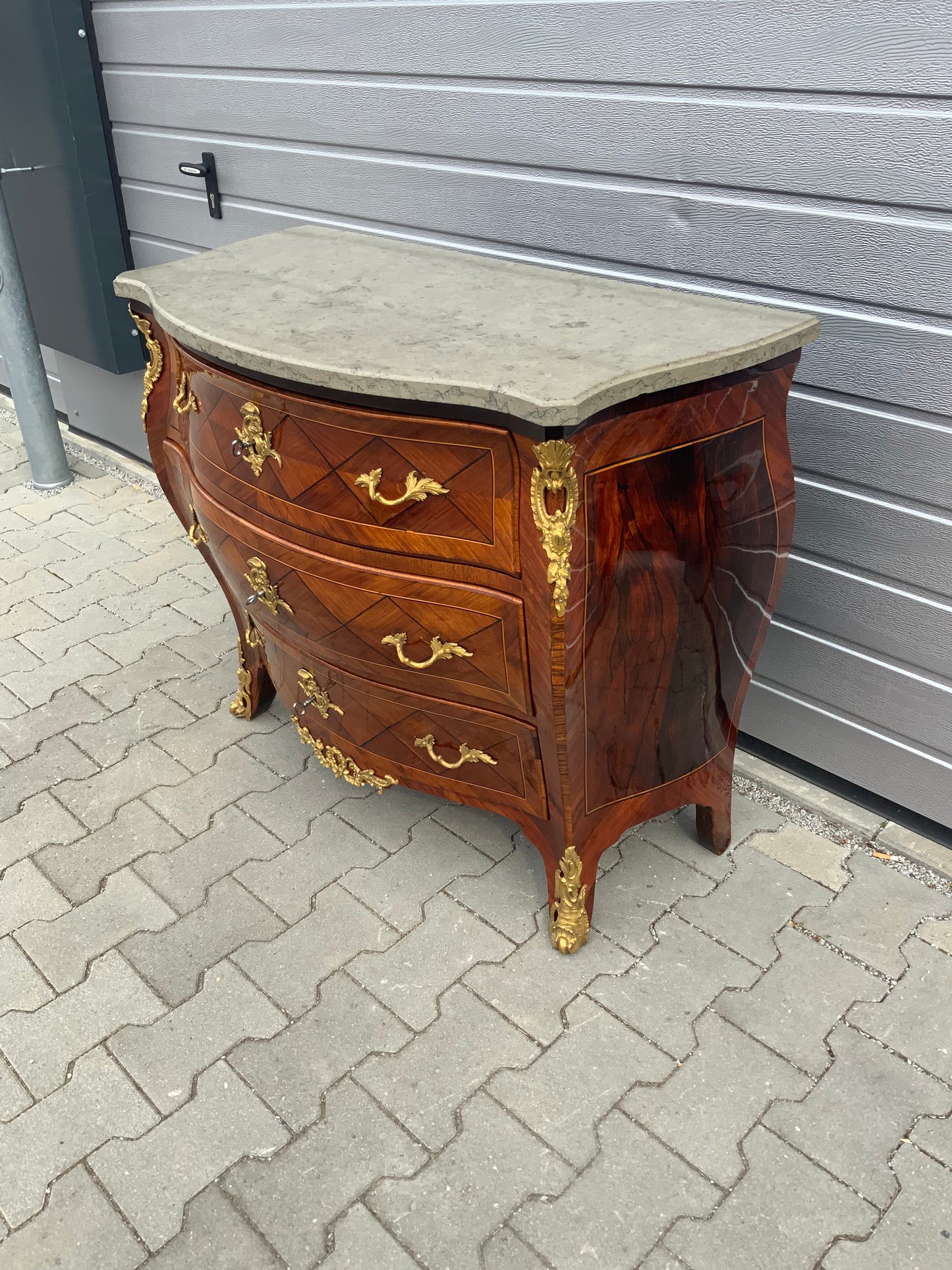 Rokoko Kommode in Nussbaum 2. Hälfte des 18.Jh