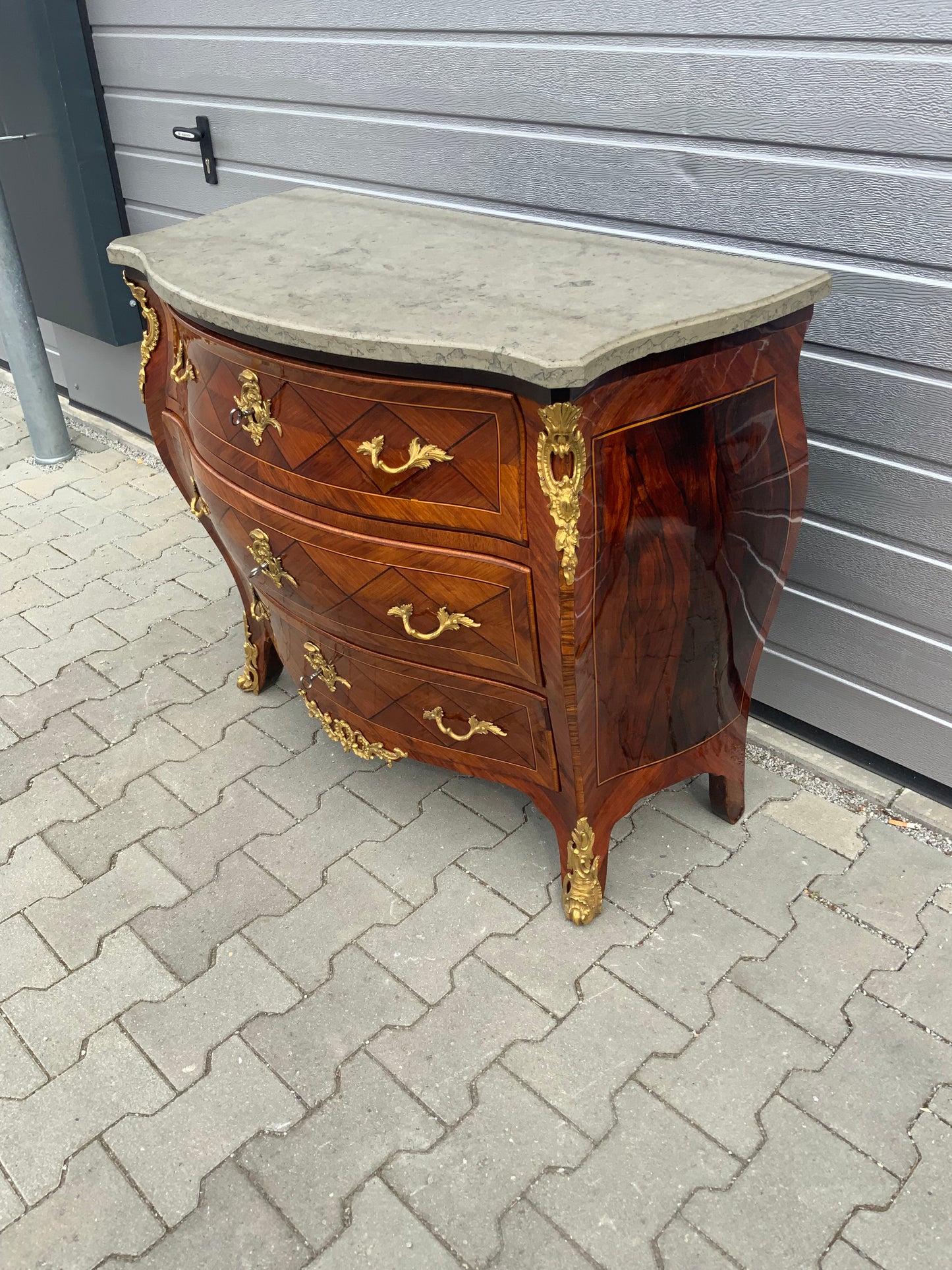 Rokoko Kommode in Nussbaum 2. Hälfte des 18.Jh