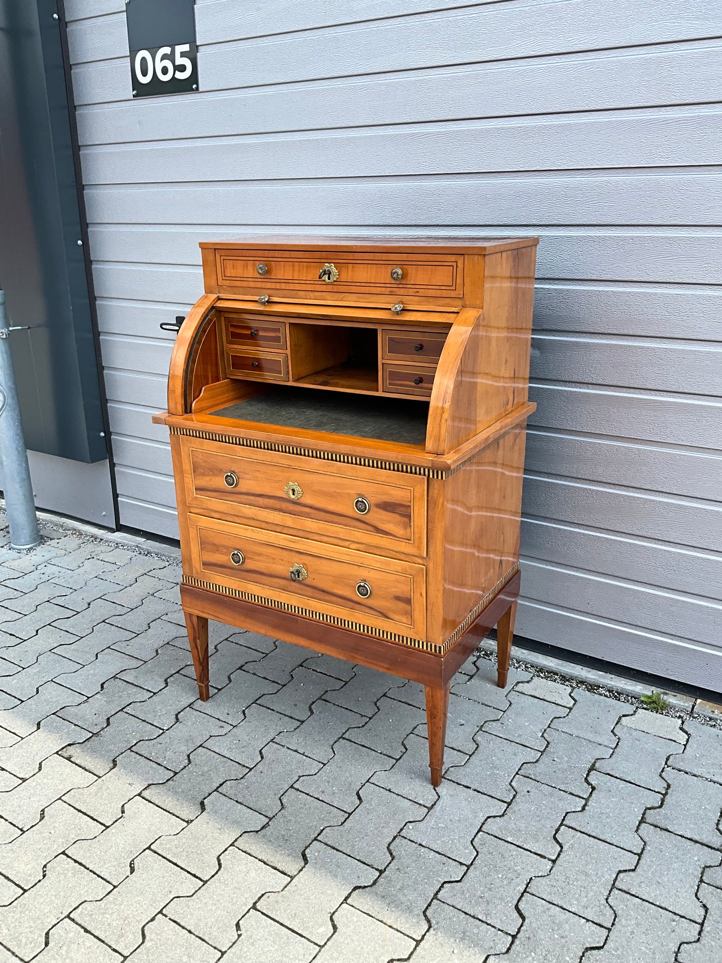 Kleines Zylinderbureau in Birnbaum um 1810
