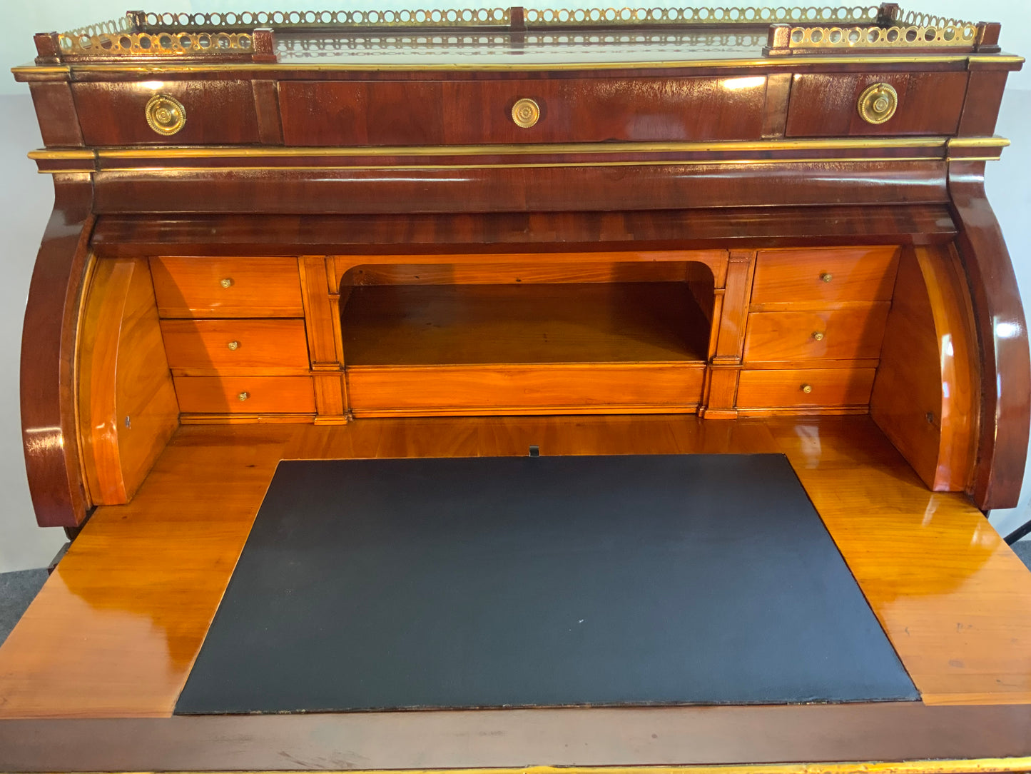 Empire Zylinderbureau in Mahagoni um 1800