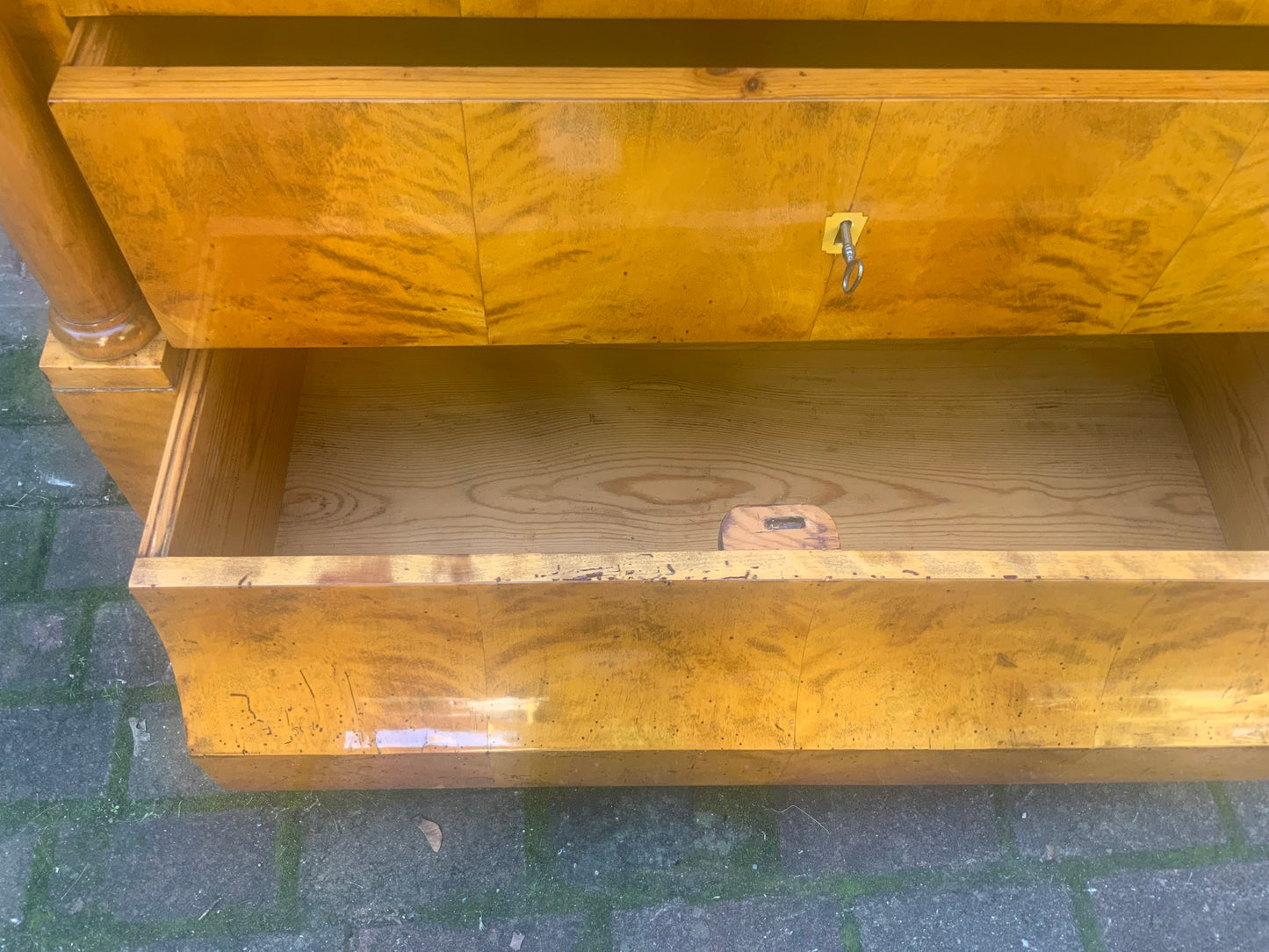 Biedermeierkommode in Birke mit Vollsäulen