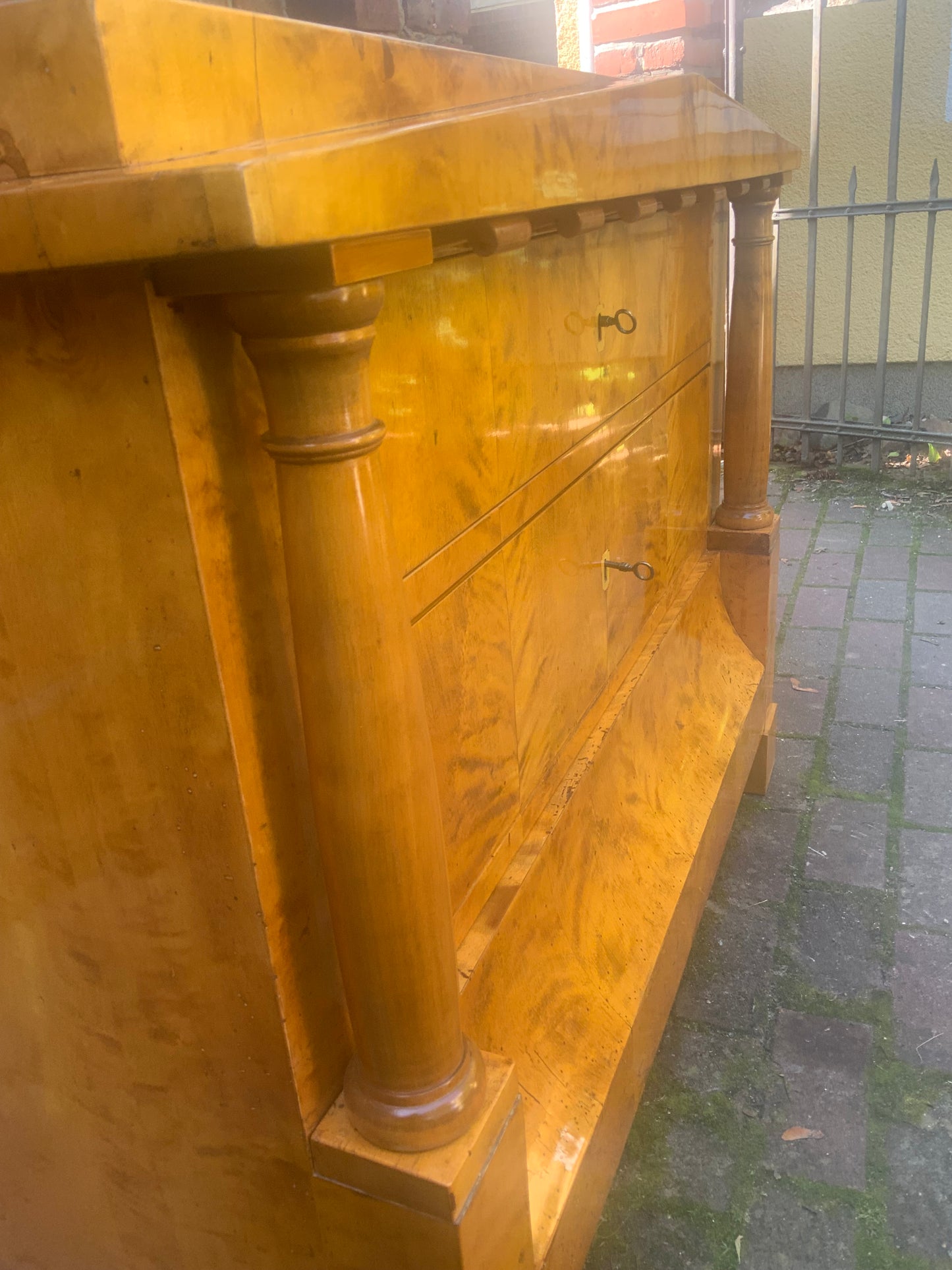 Biedermeierkommode in Birke mit Vollsäulen