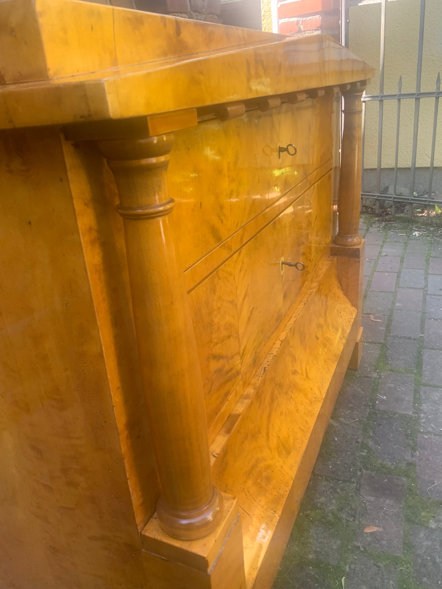 Biedermeierkommode in Birke mit Vollsäulen