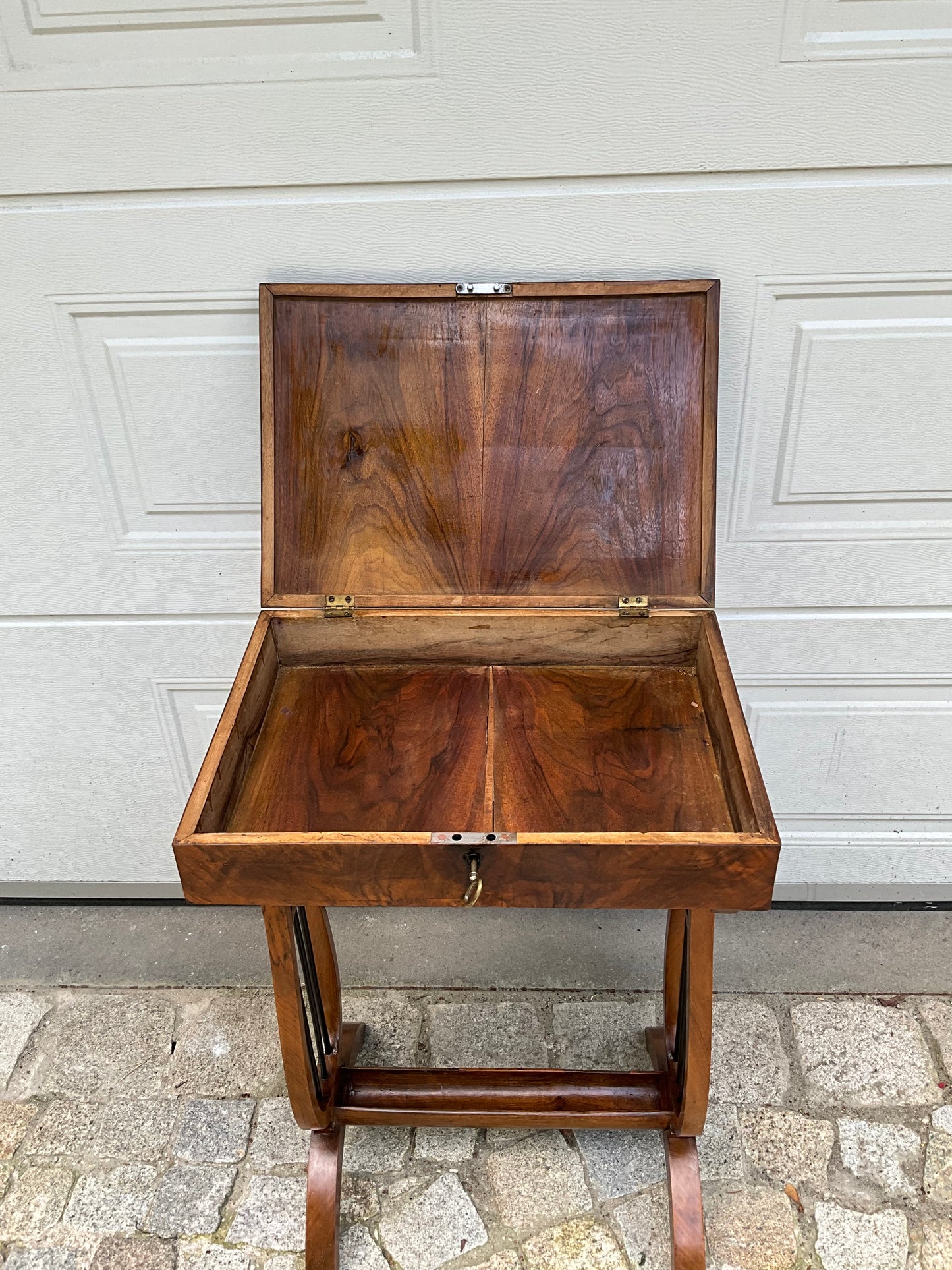 Biedermeier Beistelltisch in Nusswurzelfurnier Lyra um 1820