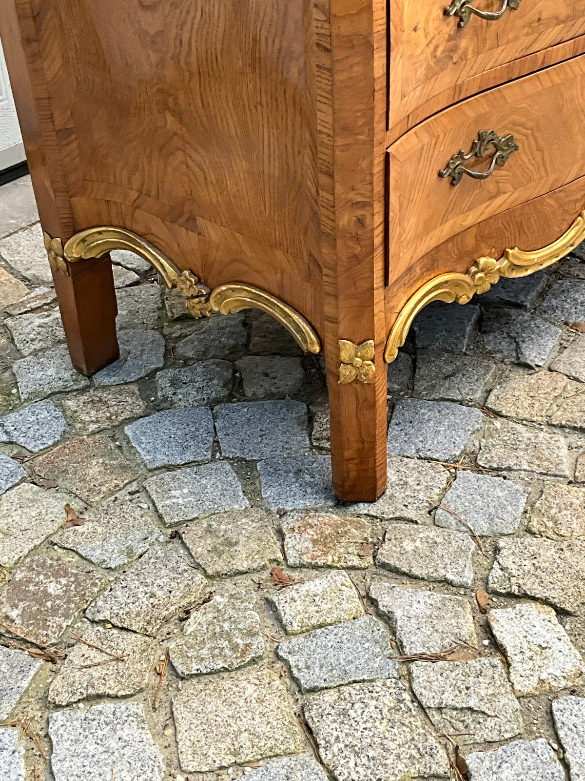 Barock - Rokokokommode in Esche um 1780