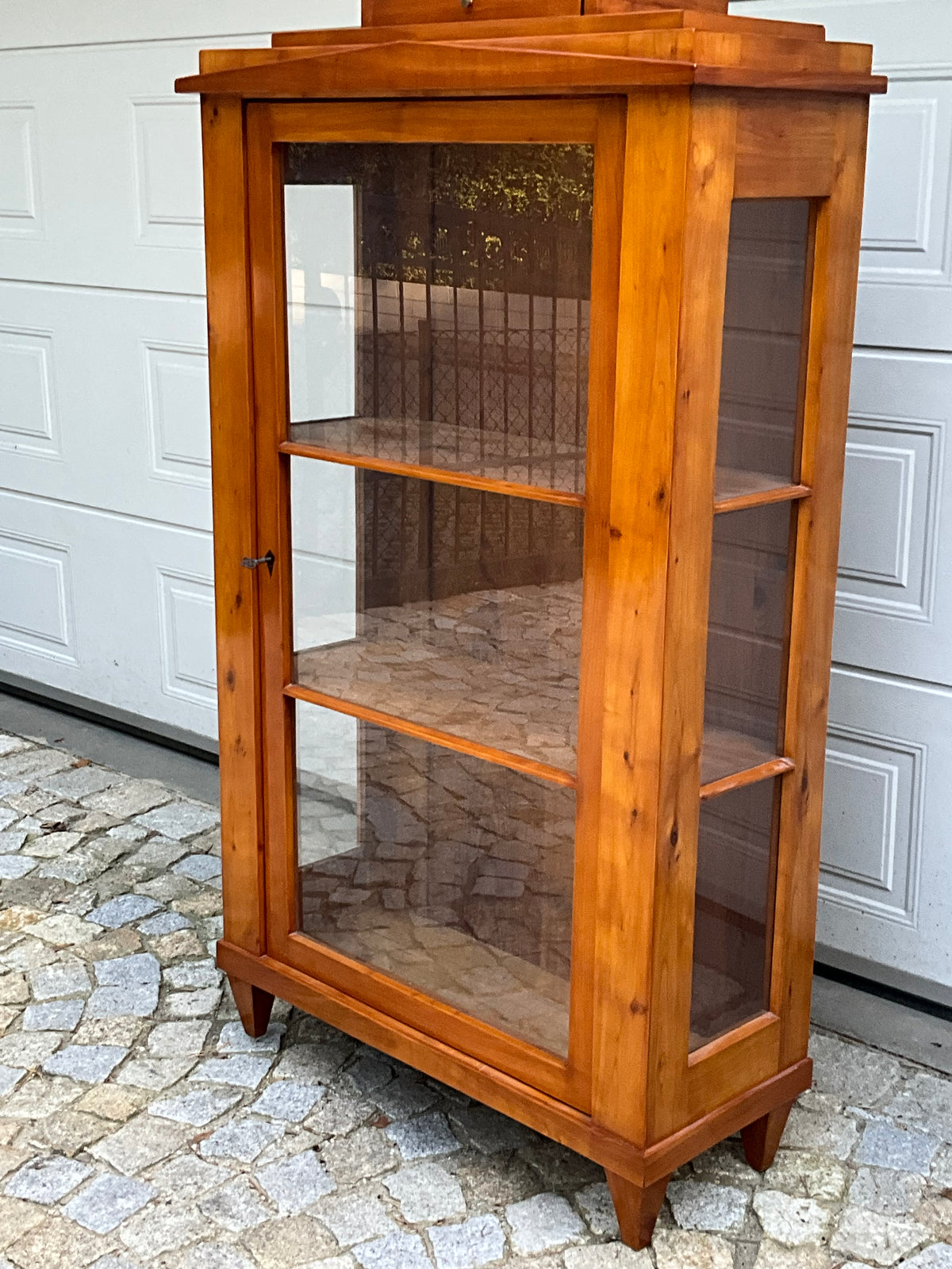 Kleine Biedermeiervitrine in Kirschbaum dreiseitig verglast
