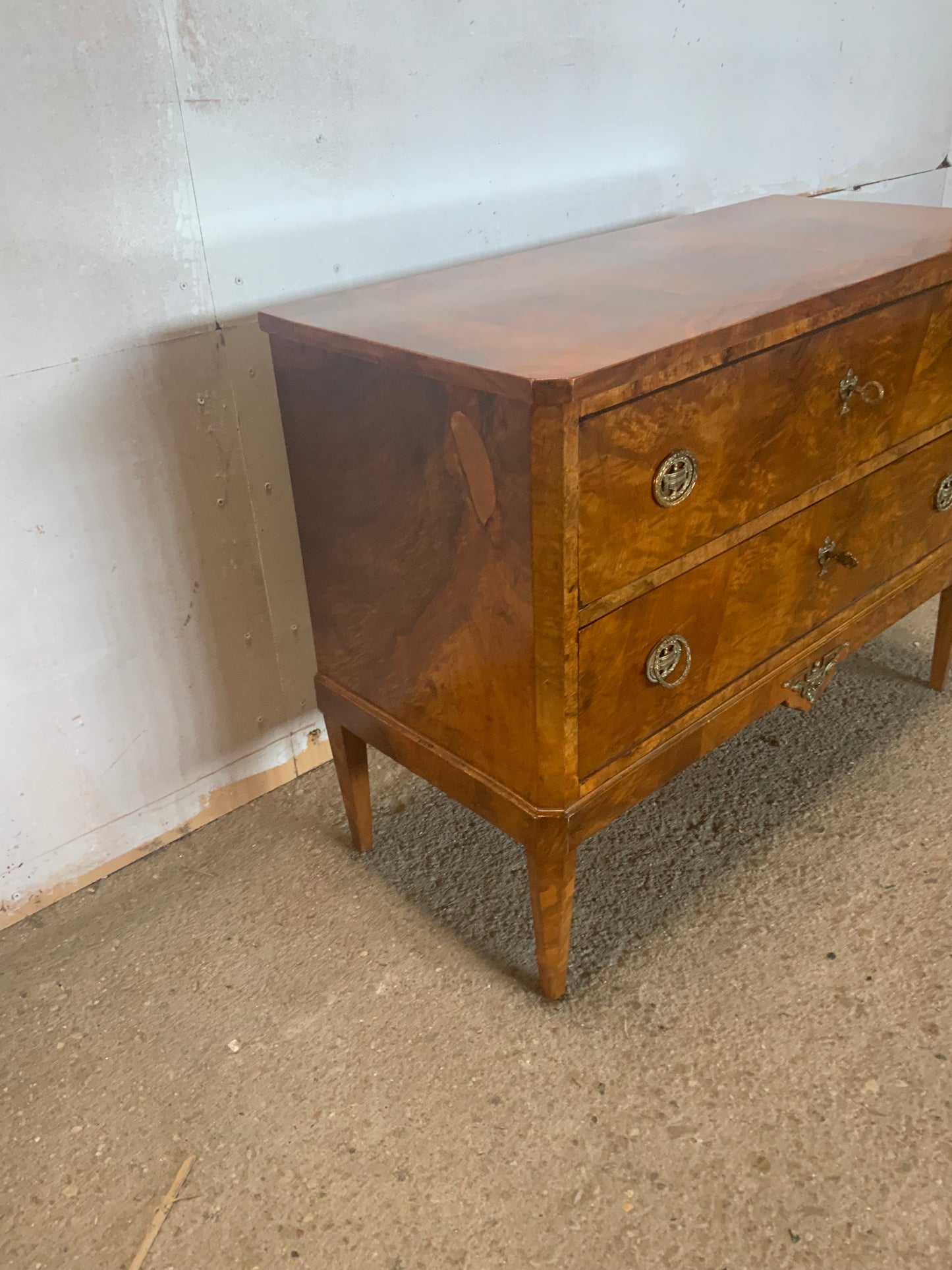 Biedermeierkommode in Nussbaum um 1820