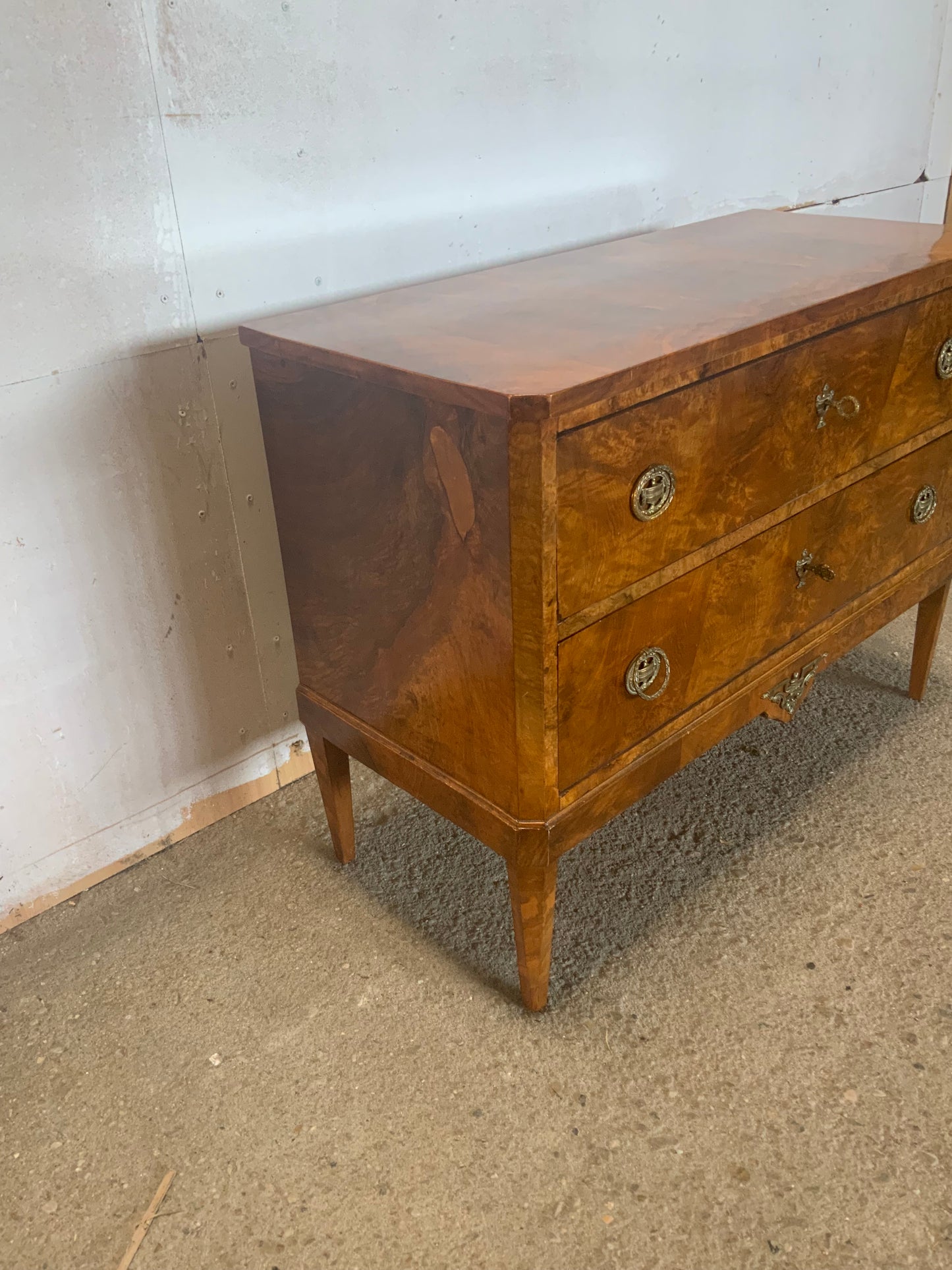Biedermeierkommode in Nussbaum um 1820