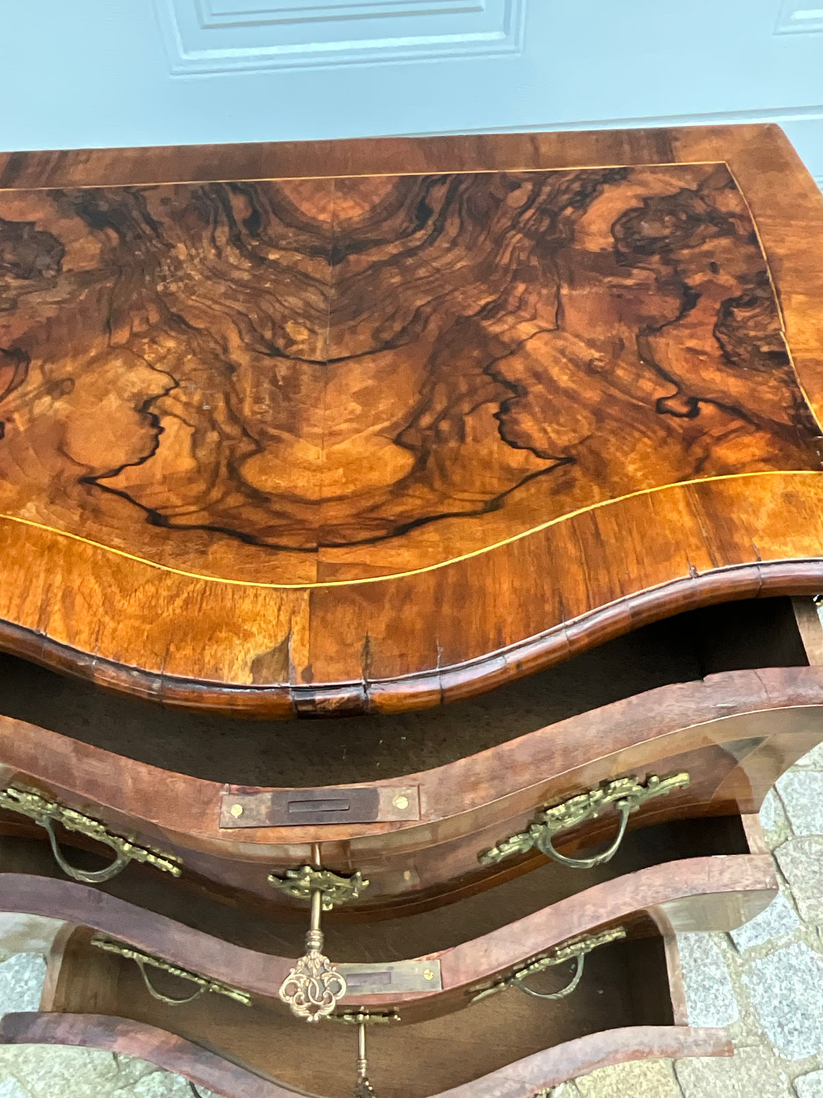 Bombierte Dresdner Barockstilkommode in Nussbaum