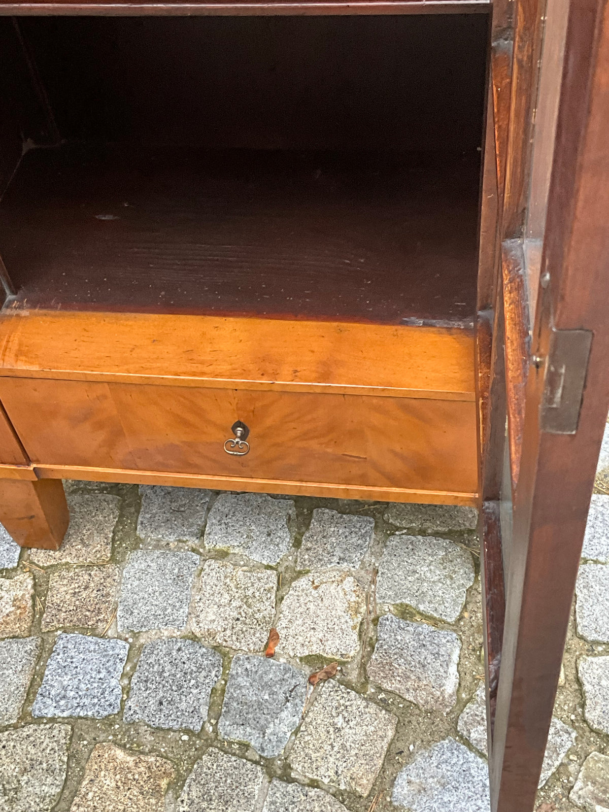 Seltene kleine Biedermeiervitrine in Birke mit Vollsäulen