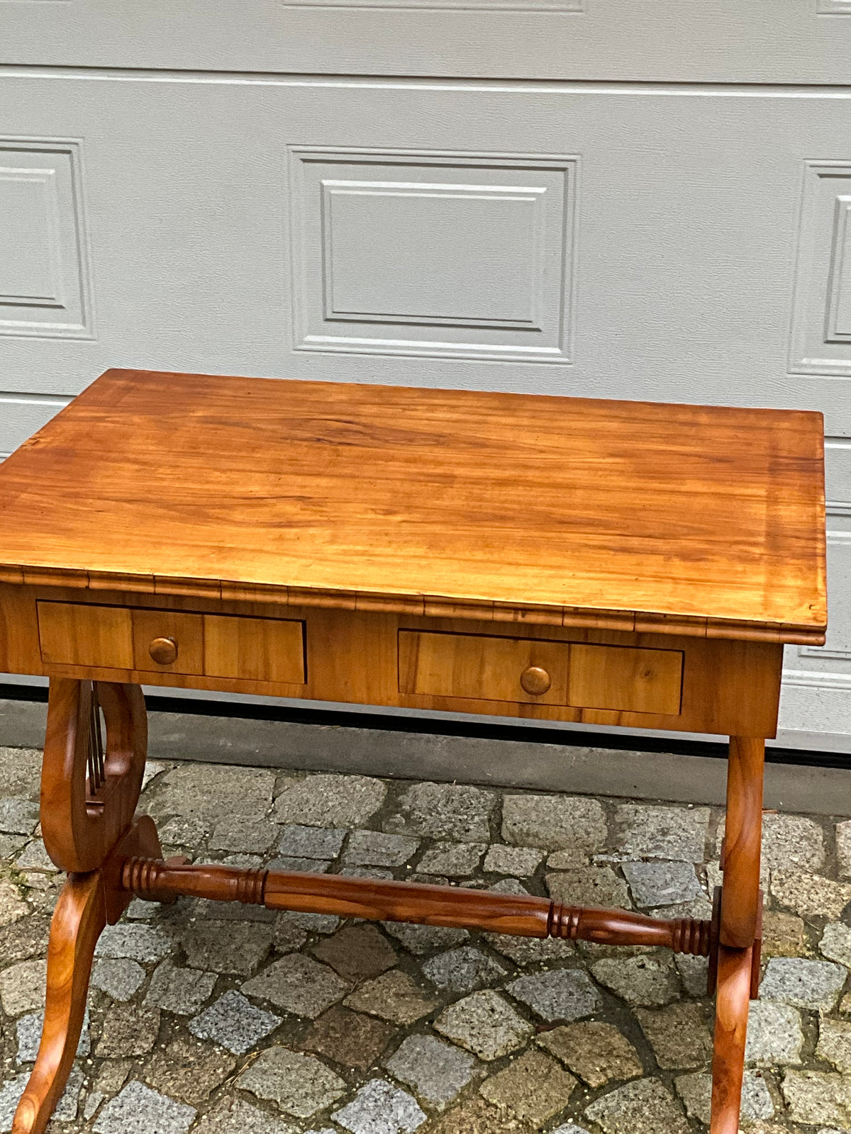 Biedermeier Lyra Schreibtisch in Kirschbaum um 1830