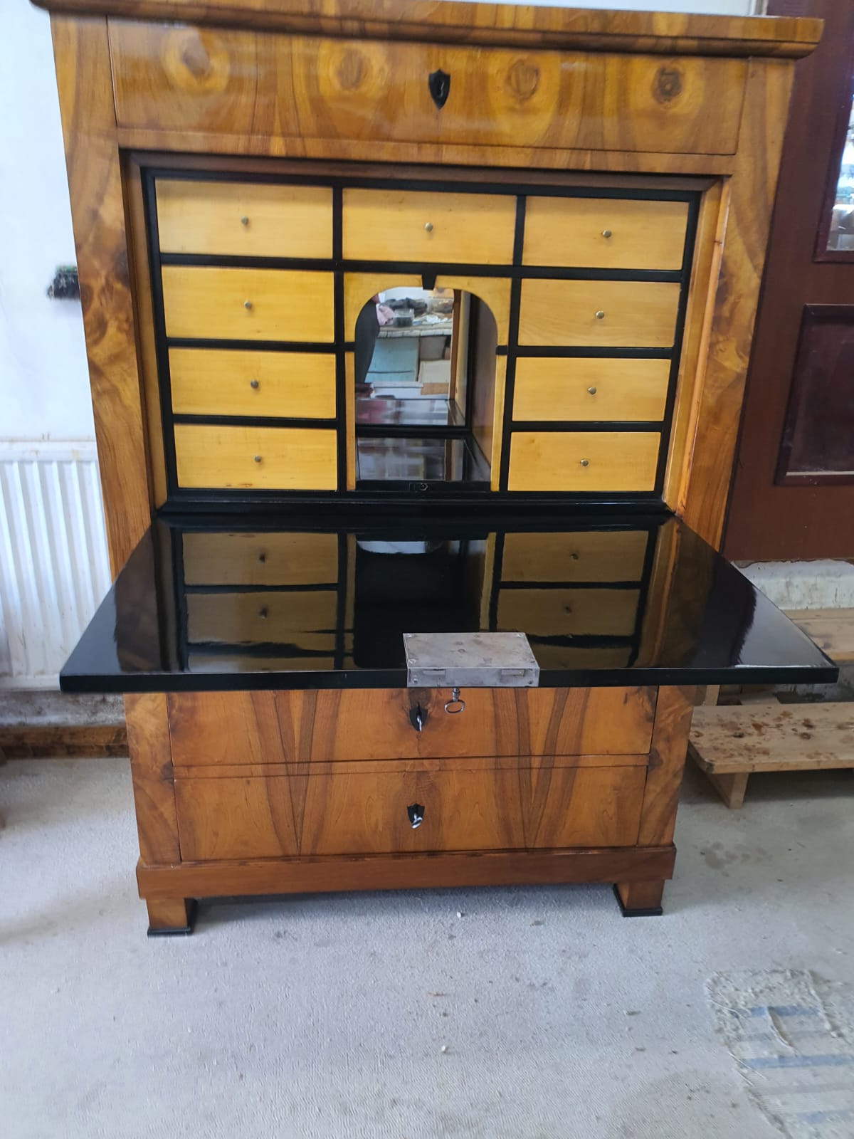 Biedermeier Sekretär in Nusswurzelfurnier um 1830