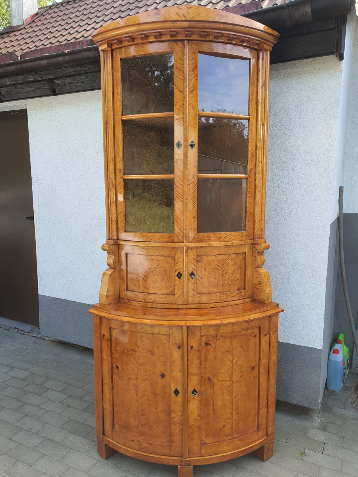 Biedermeier Eckvitrine in Birke um 1830