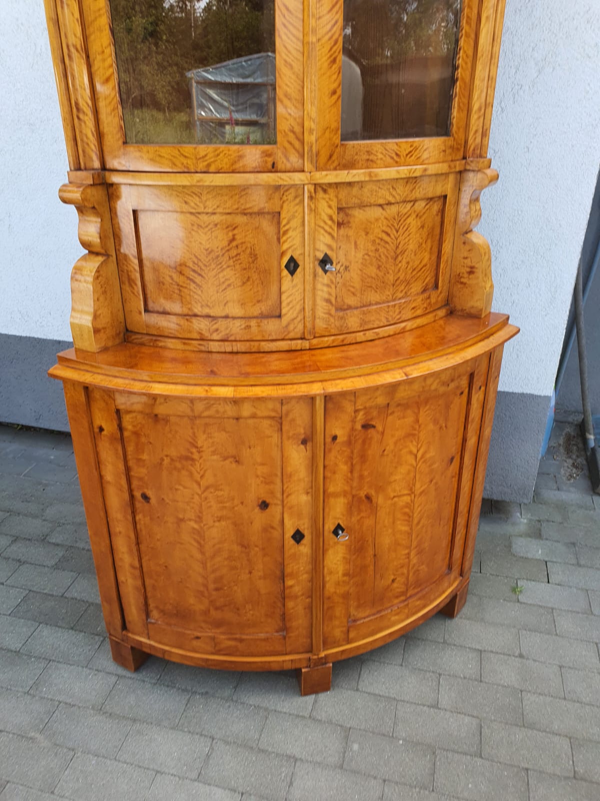Biedermeier Eckvitrine in Birke um 1830