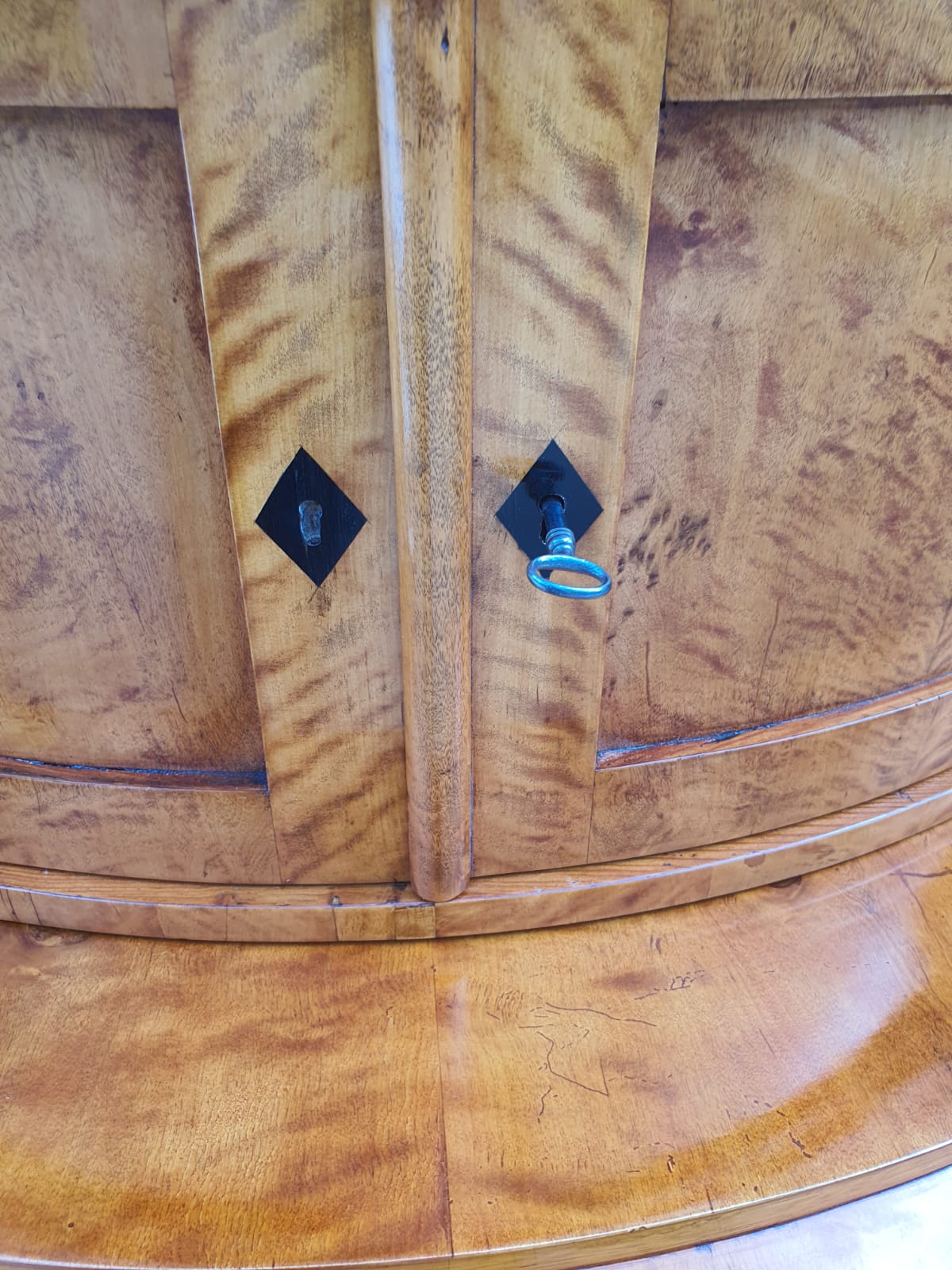 Biedermeier Eckvitrine in Birke um 1830