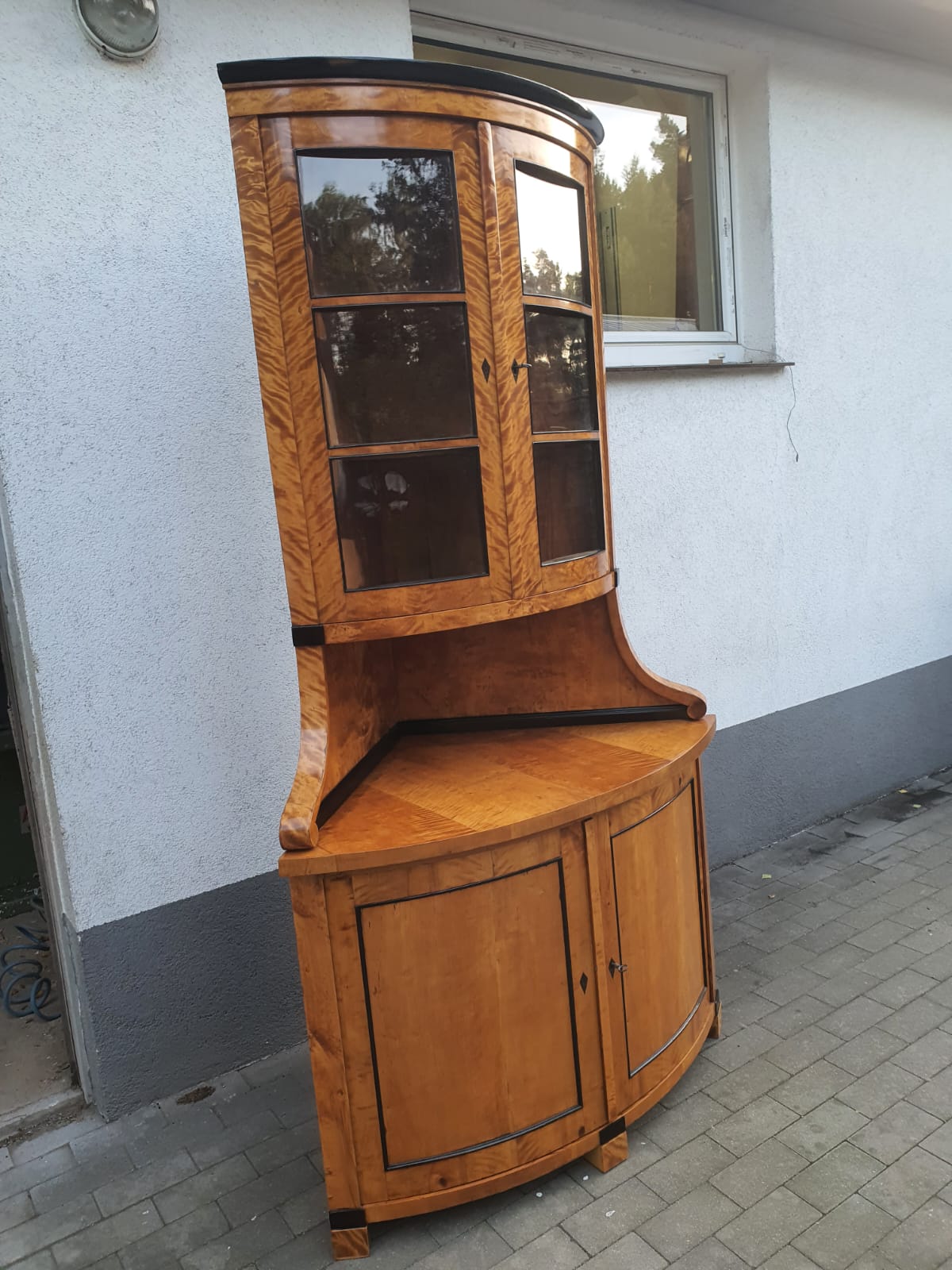 Biedermeier Eckvitrine in Birke um 1830
