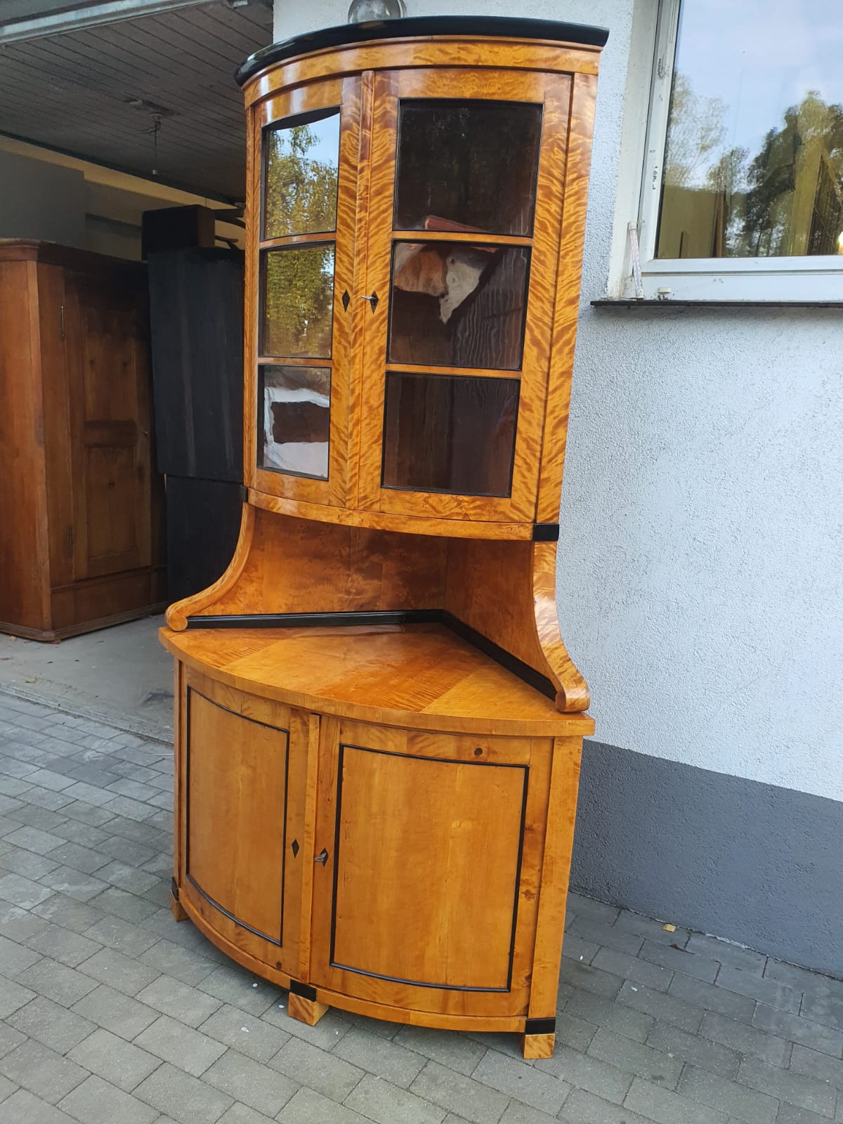 Biedermeier Eckvitrine in Birke um 1830