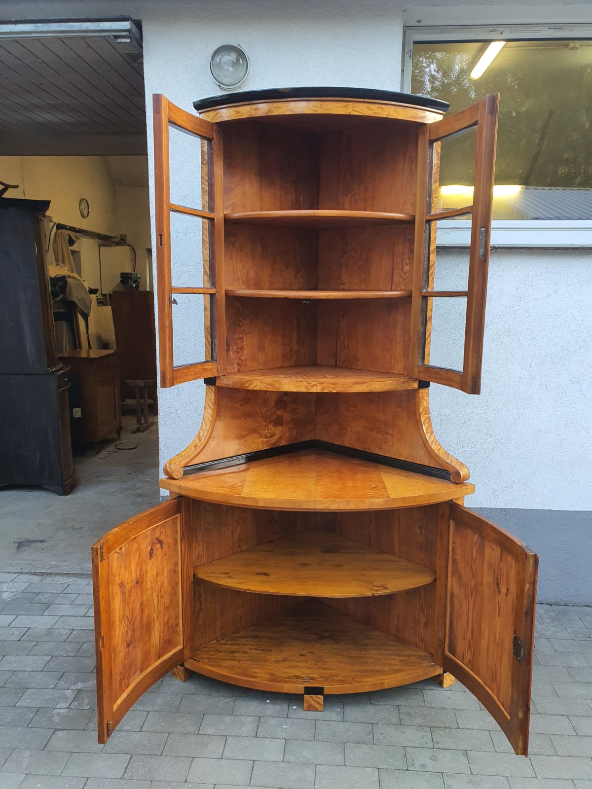 Biedermeier Eckvitrine in Birke um 1830