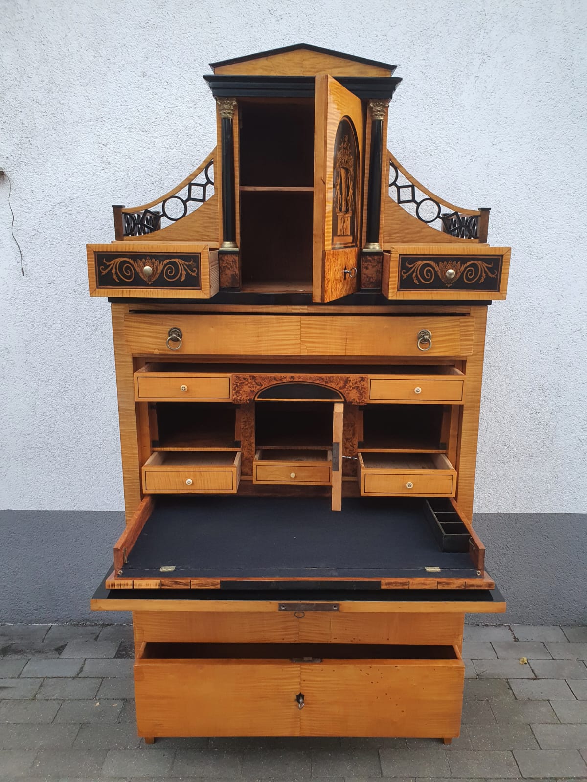 Klassizistischer Schreibsekretär in Ahorn um 1815