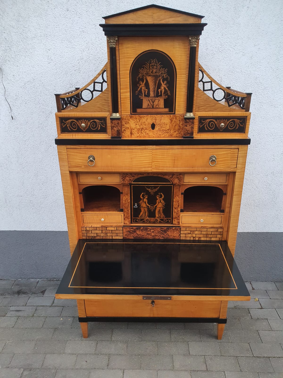 Klassizistischer Schreibsekretär in Ahorn um 1815
