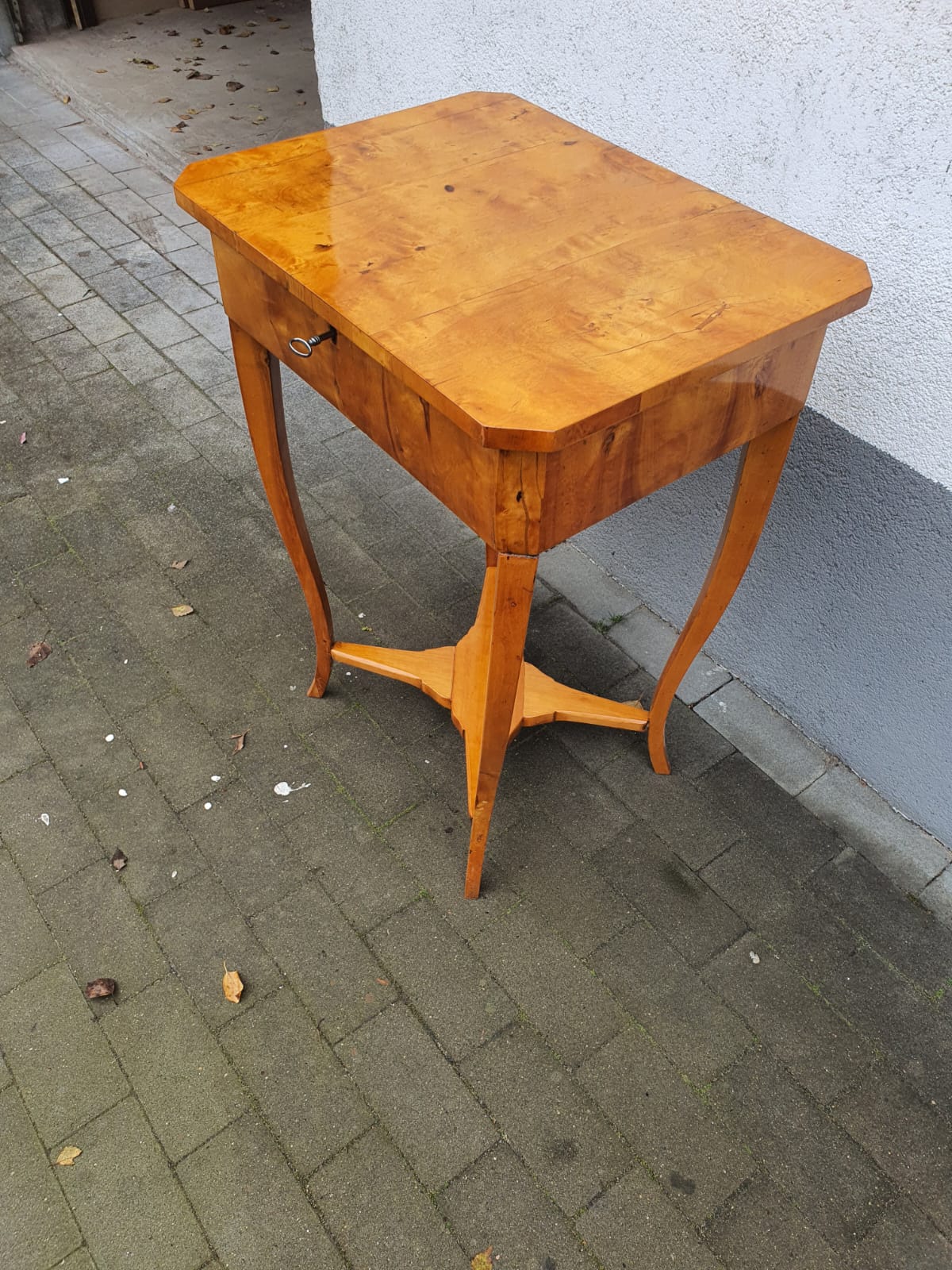 Biedermeier Beistelltisch in Birke um 1830 Reserviert