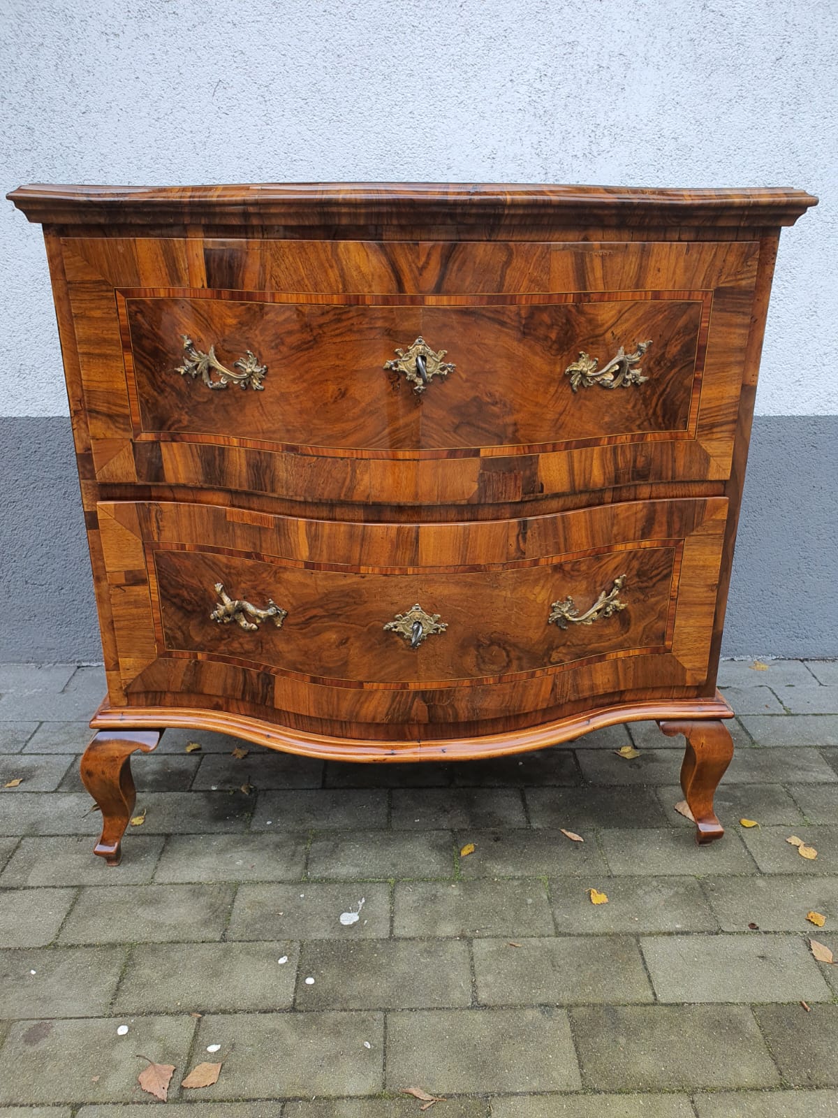 Kleine Barockkommode in Nussbaum um 1760