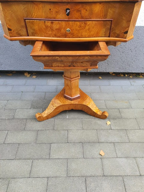 Seltener Biedermeier Beistelltisch Nähtisch in Esche um 1830