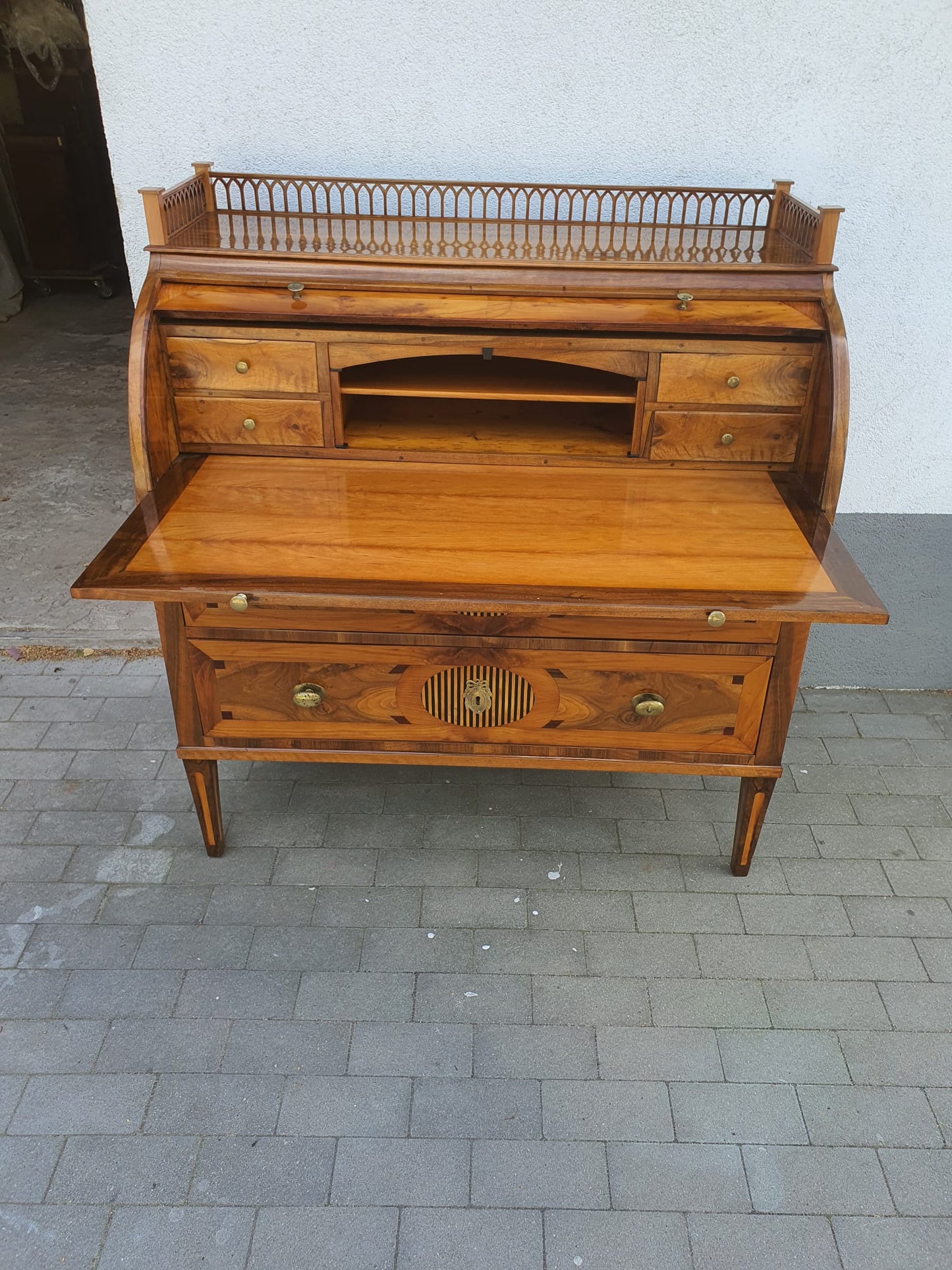 Louis Seize Zylinderbureau in Nussbaum intarsiert um 1790