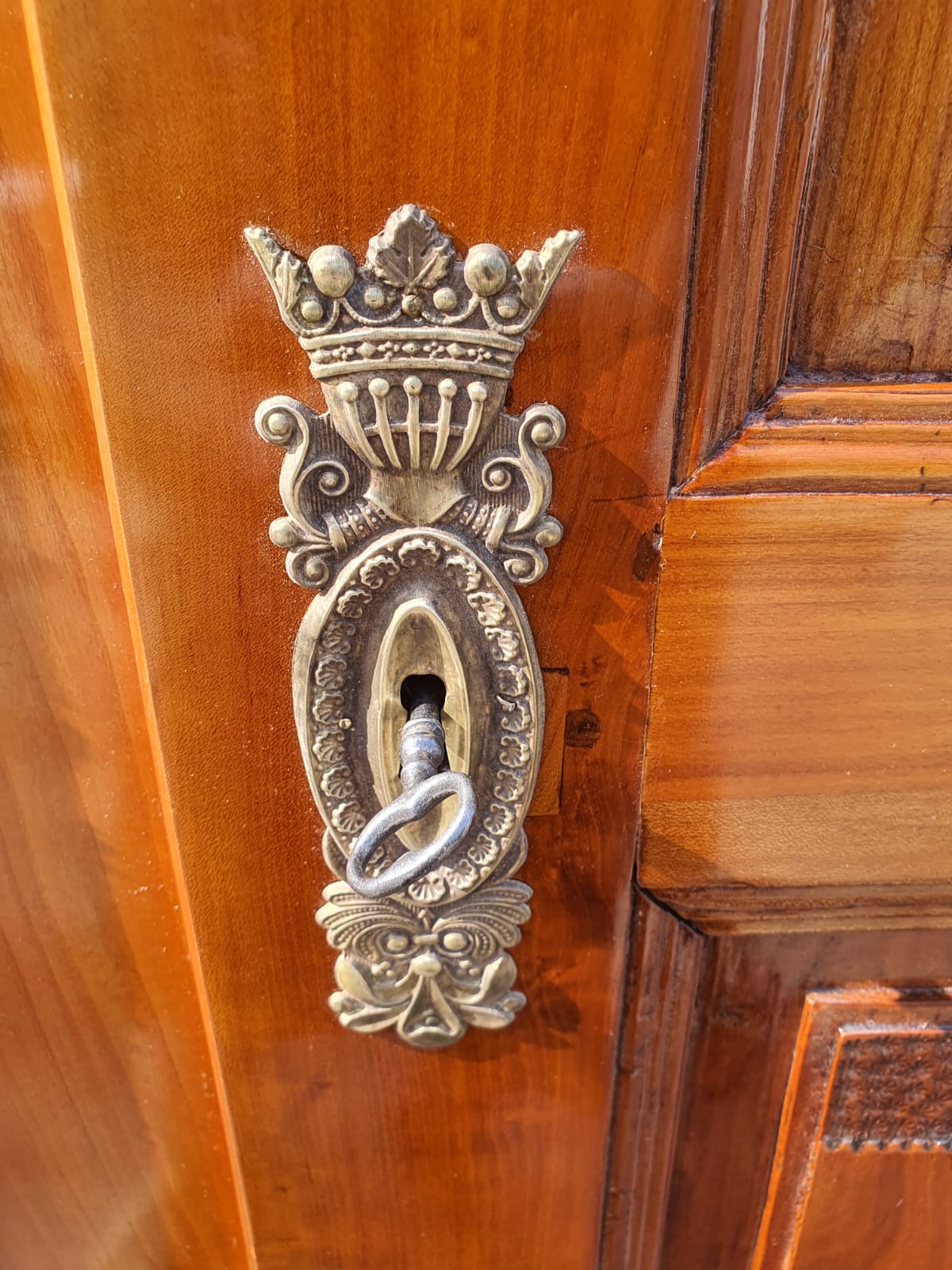 Biedermeier Kleiderschrank in Kirschbaum sign. 1818