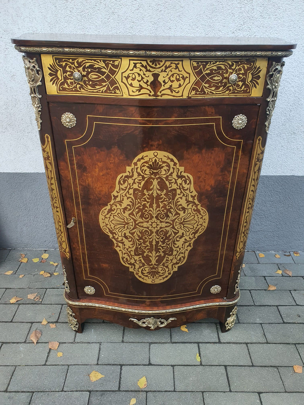 Halbschrank Napoleoen III Nussbaum 1. Hälfte des 20 Jh