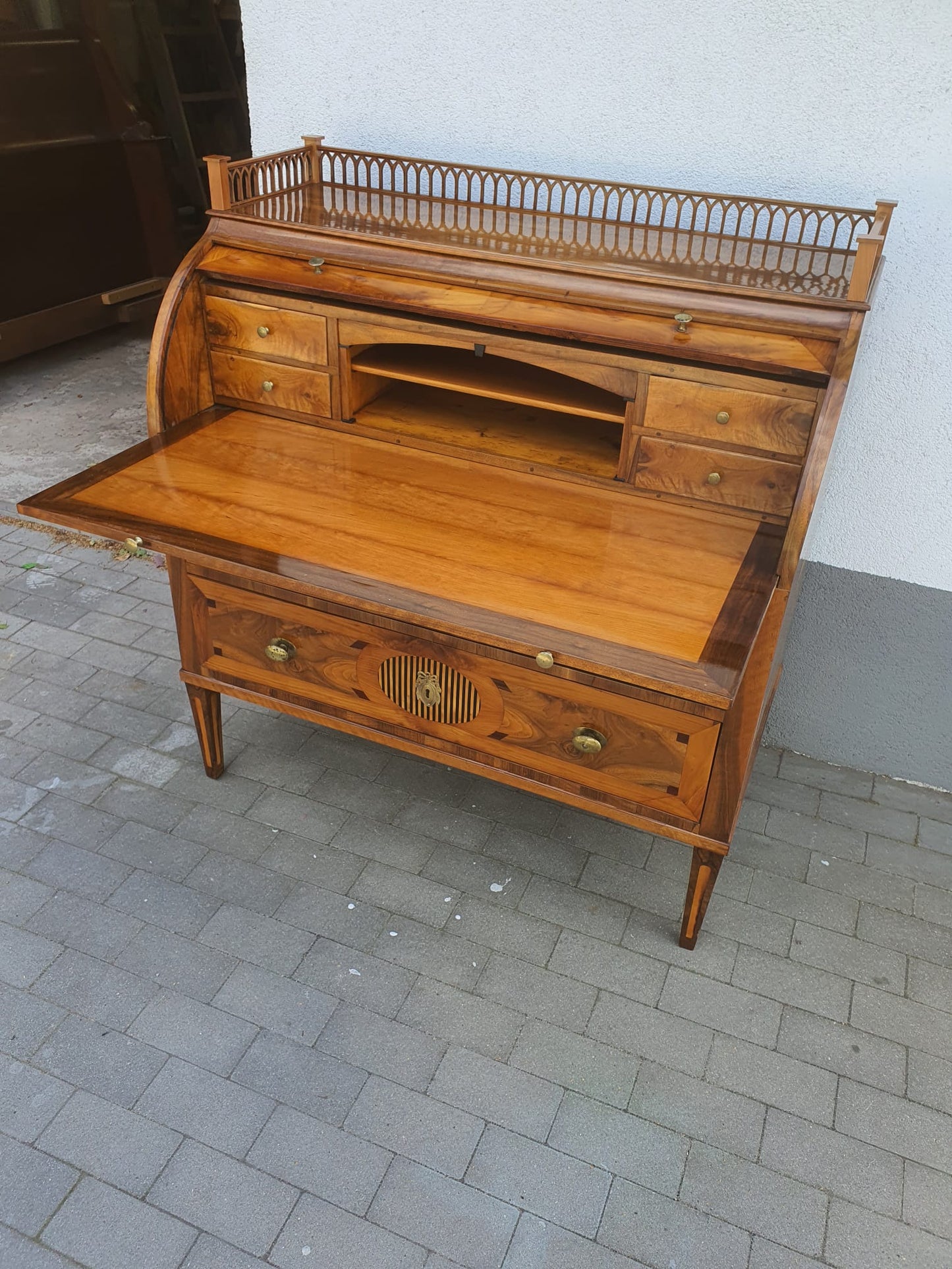 Louis Seize Zylinderbureau in Nussbaum intarsiert um 1790