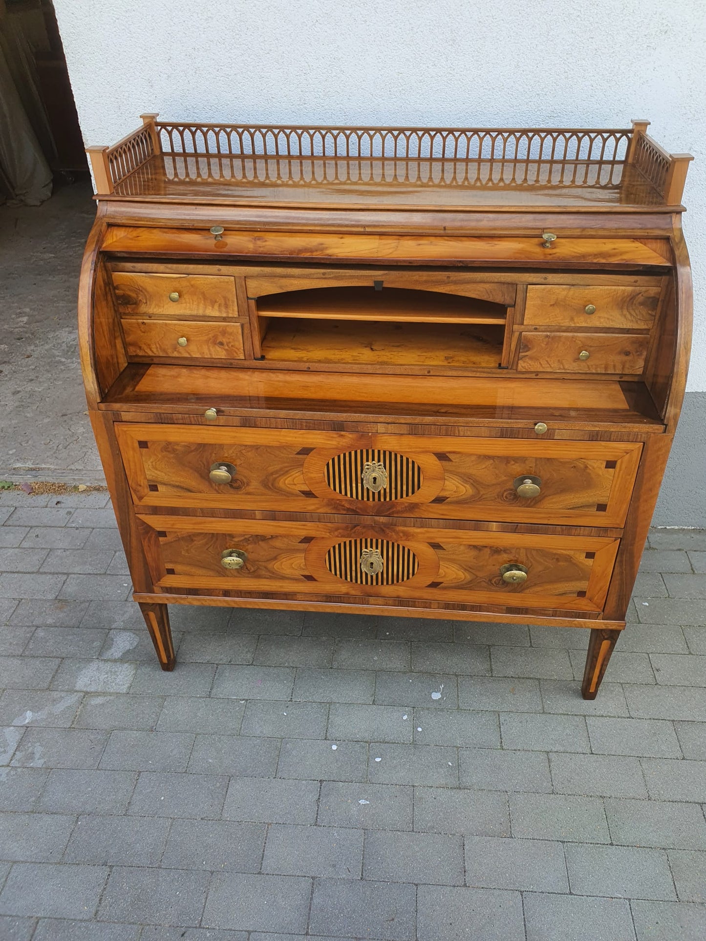Louis Seize Zylinderbureau in Nussbaum intarsiert um 1790