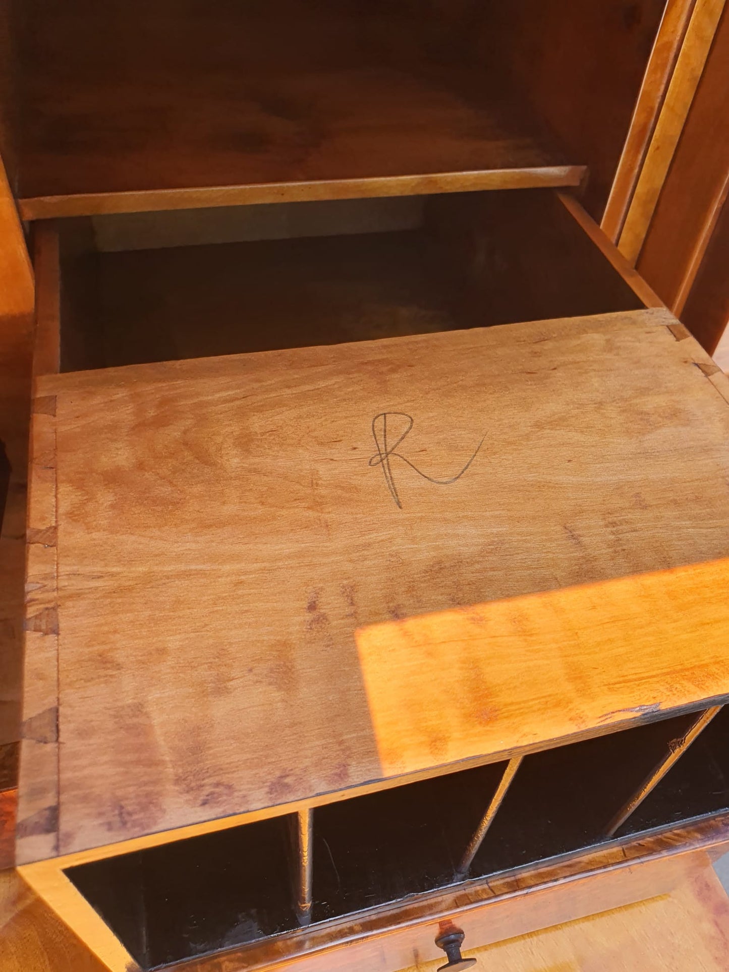 Höfischer Biedermeier Sekretär in Birke um 1815