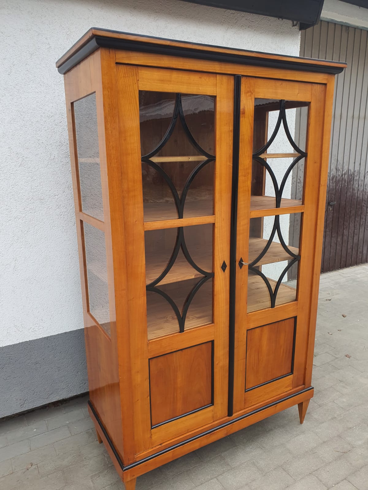 Biedermeier Vitrine in Kirschbaum um 1830