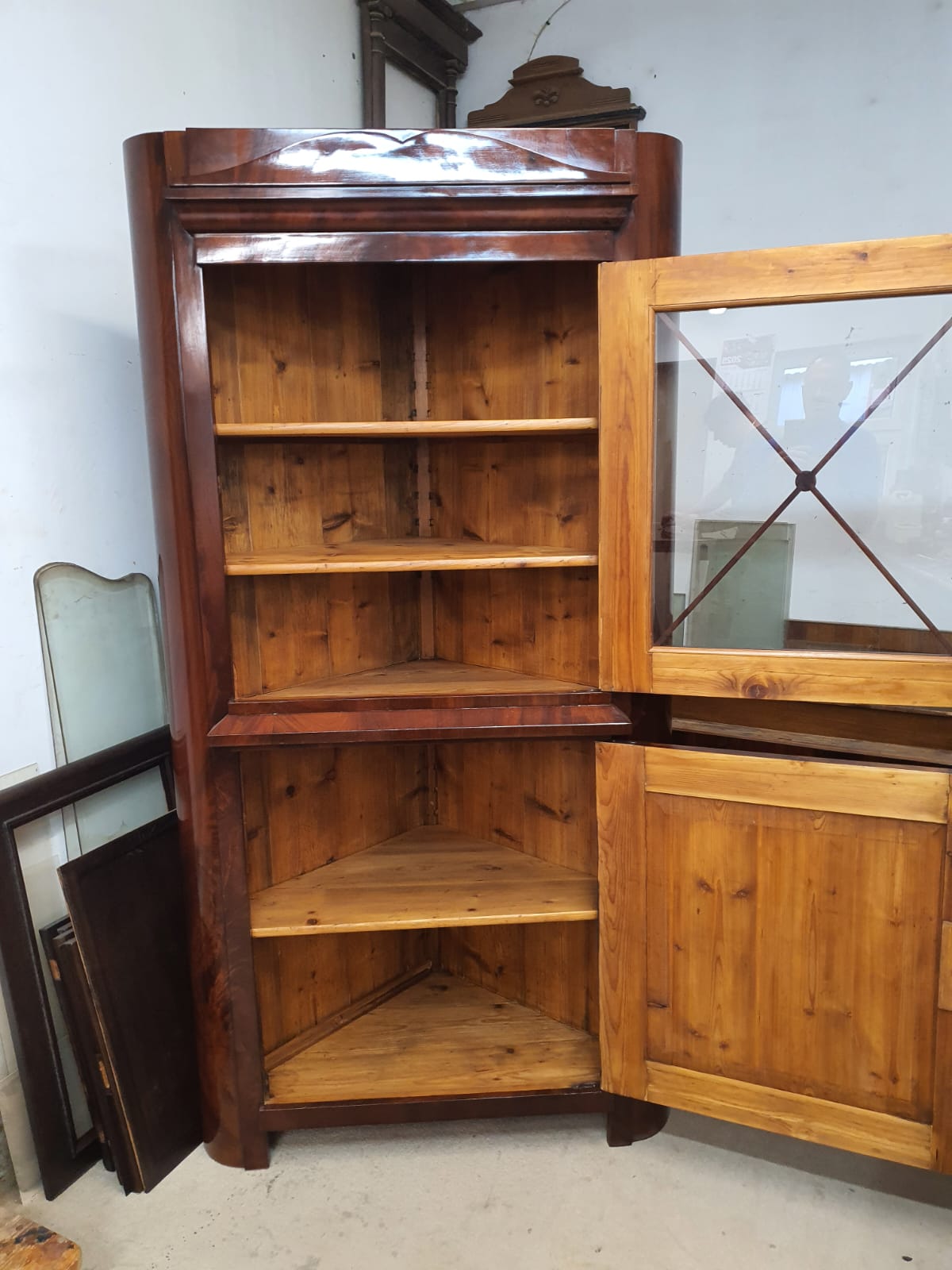 Biedermeier Eckvitrine in Mahagoni um 1830