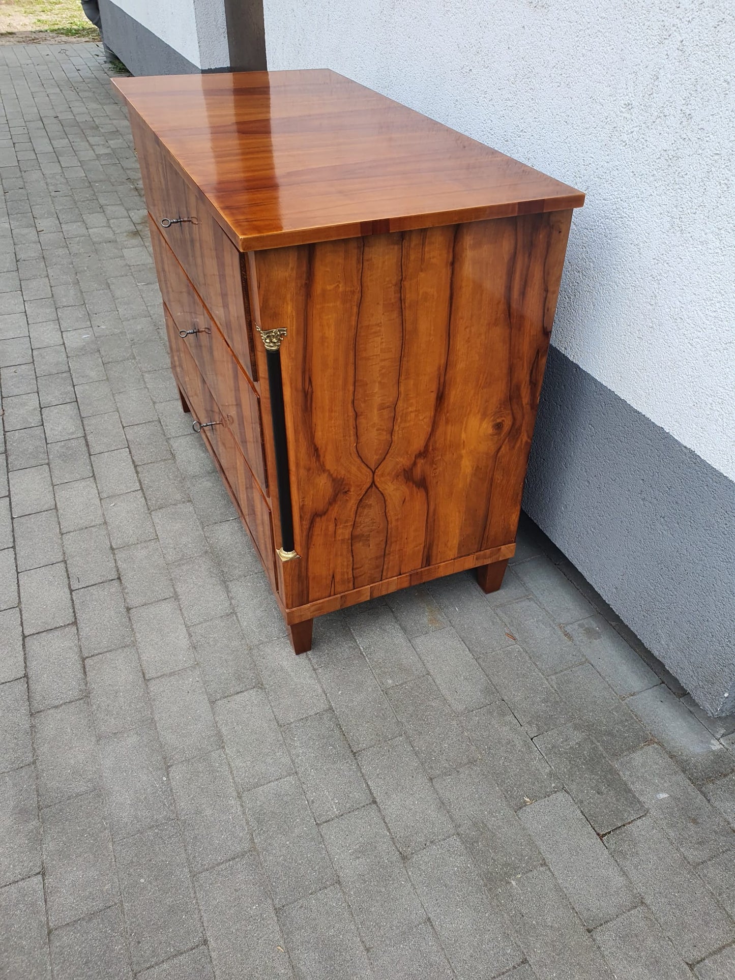 Seltene Biedermeierkommode in Apfel furniert mit Halbsäulen um 1820