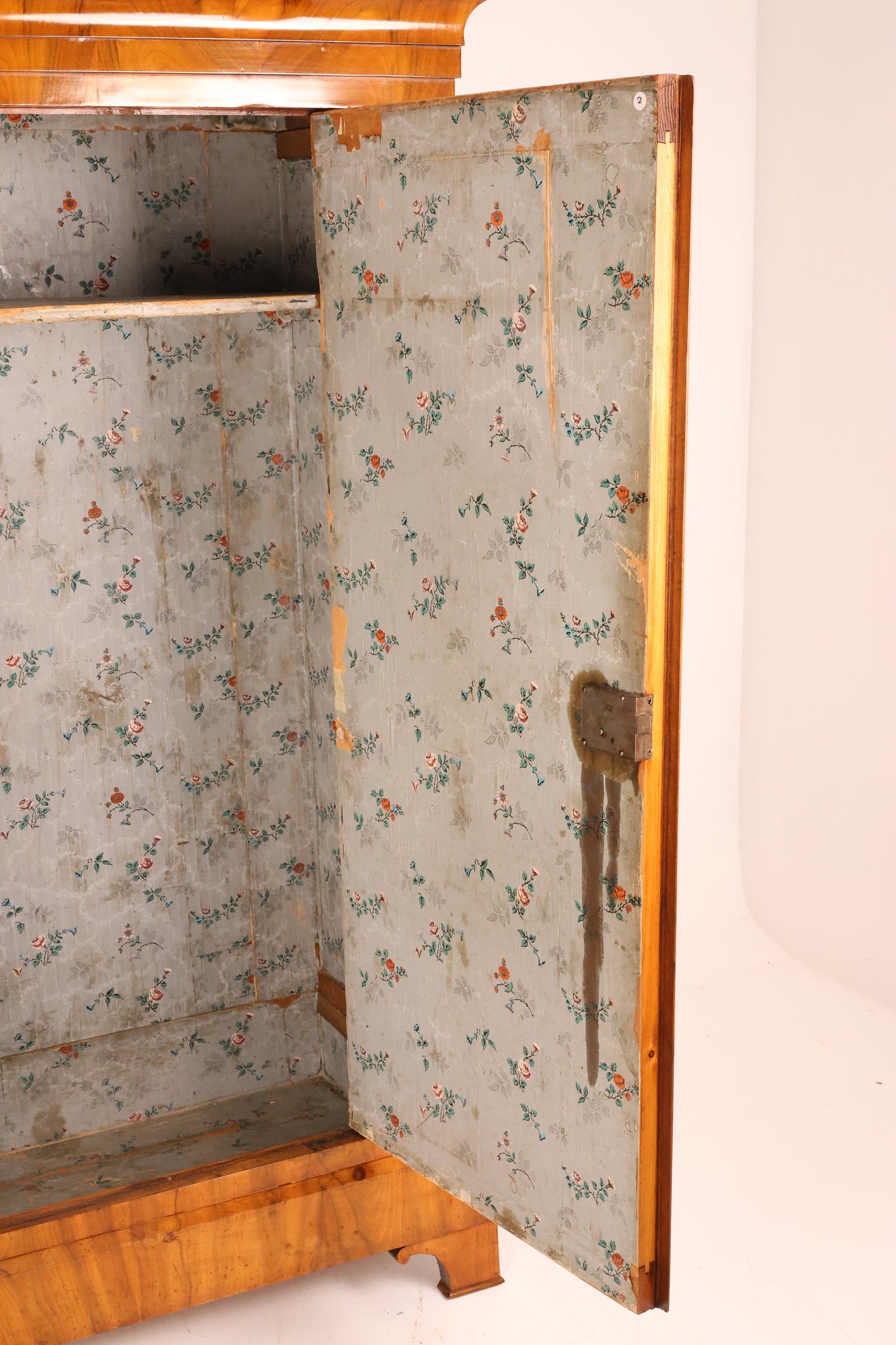 Biedermeier Dielenschrank in Nussbaum um 1820