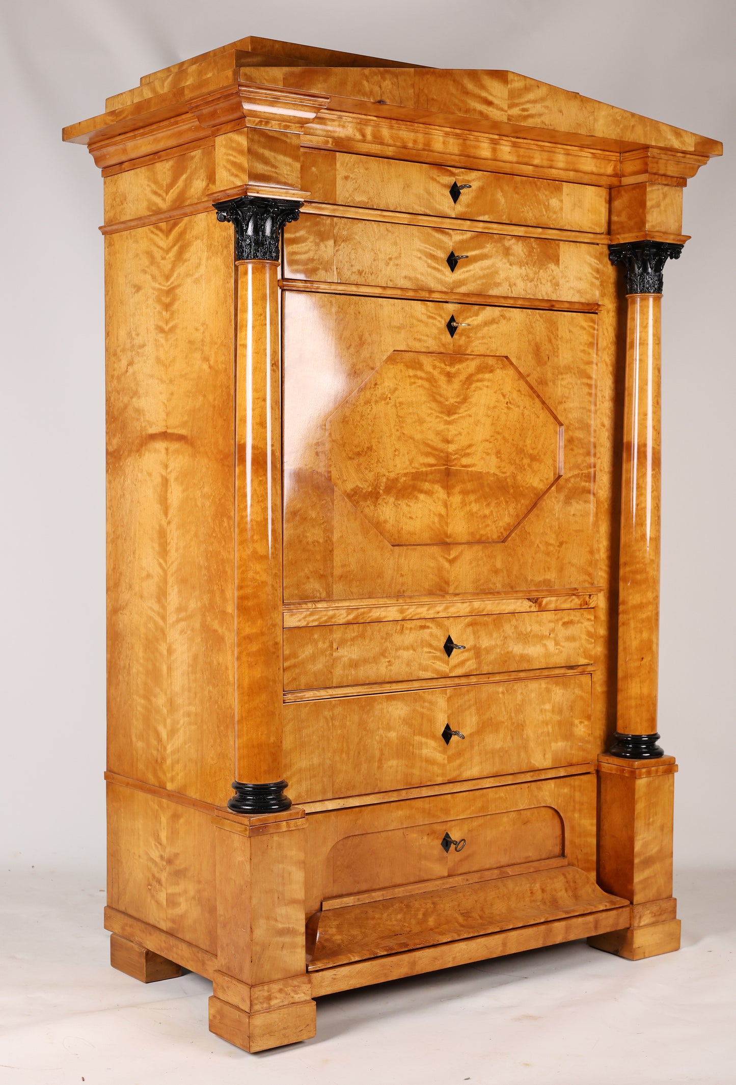 Biedermeier Sekretär mit Vollsäulen in Birke um 1820