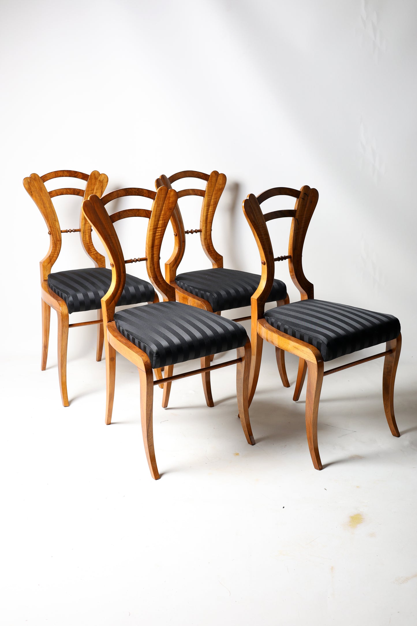 Set Wiener Biedermeierstühle in Nussbaum in der Manier v. J.Danhauser