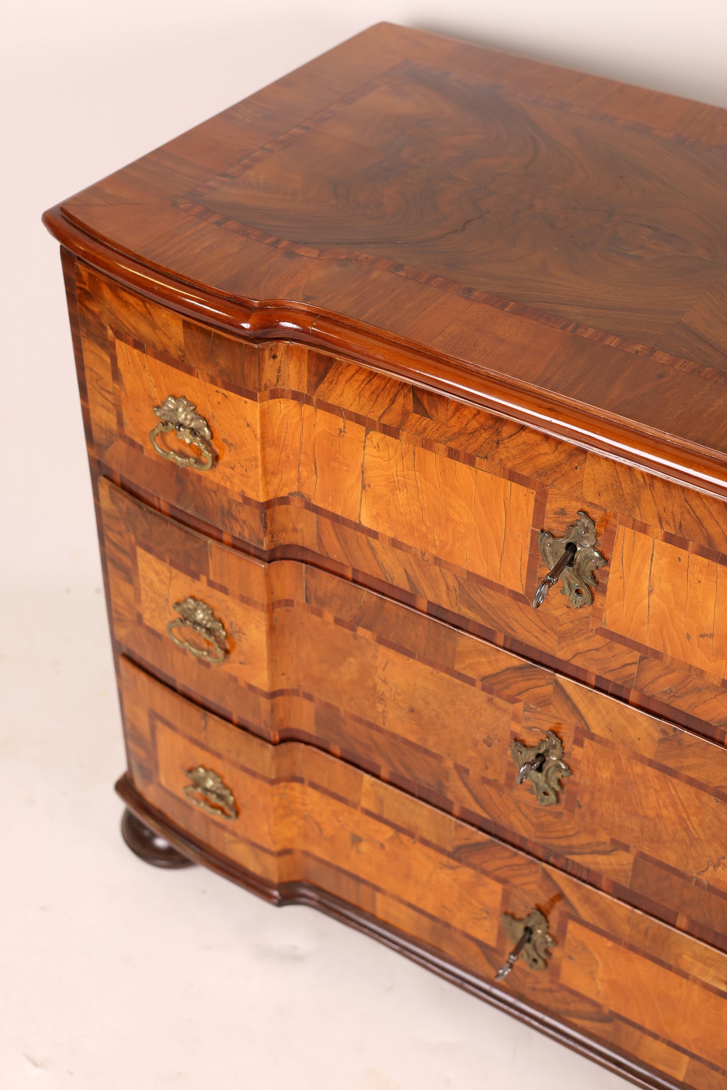 Kleine Barockkommode Nussbaum intarsiert um 1770