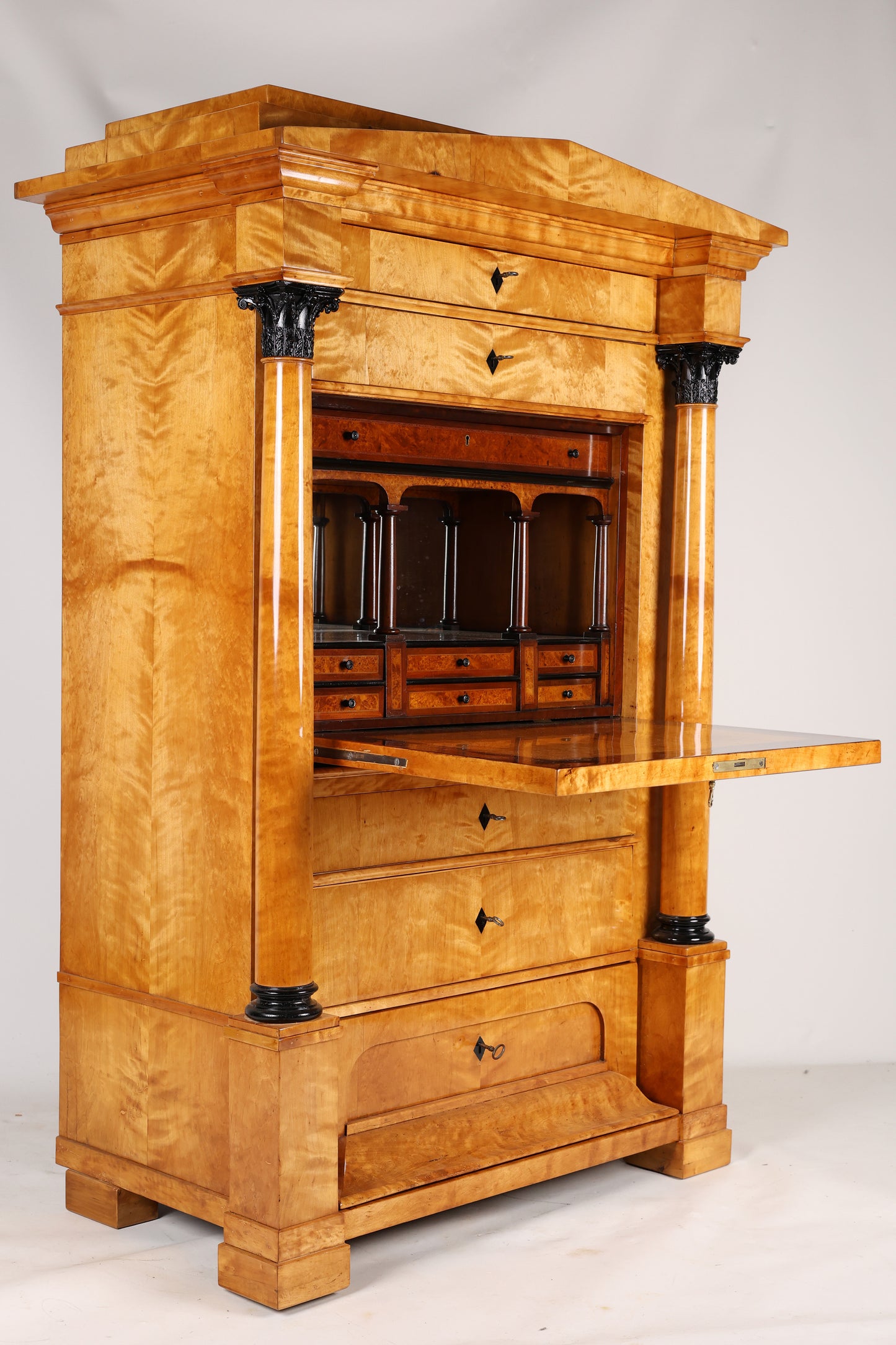 Biedermeier Sekretär mit Vollsäulen in Birke um 1820